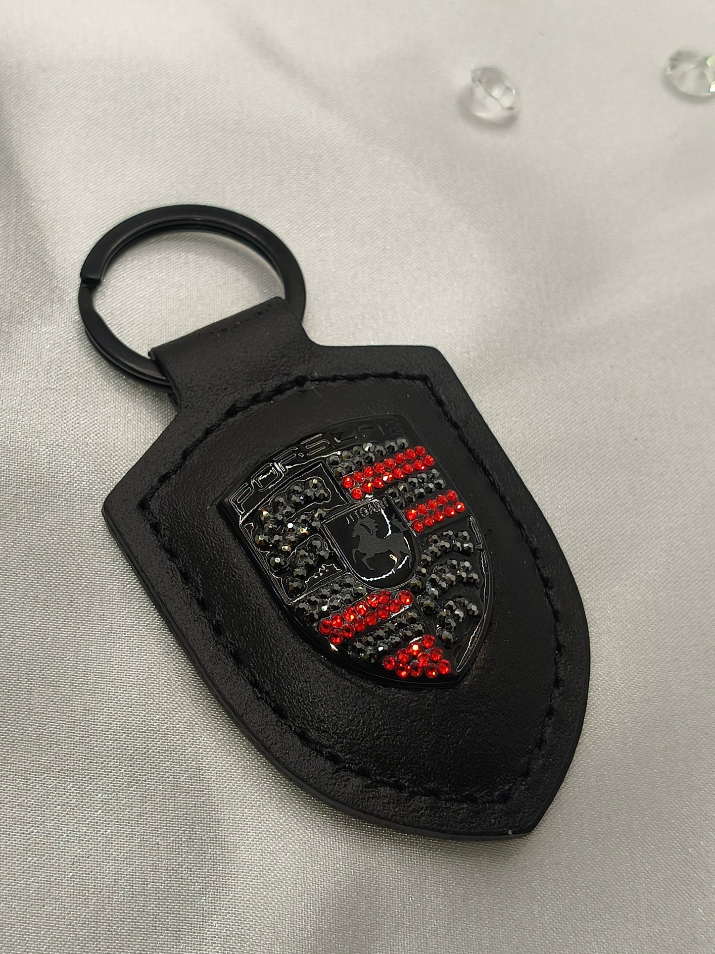 Original OEM | Porsche Logo Schwarz lackiert Emblem Schlüsselanhänger | mit original Preciosa Kristallen® - Black Saphir Crystals