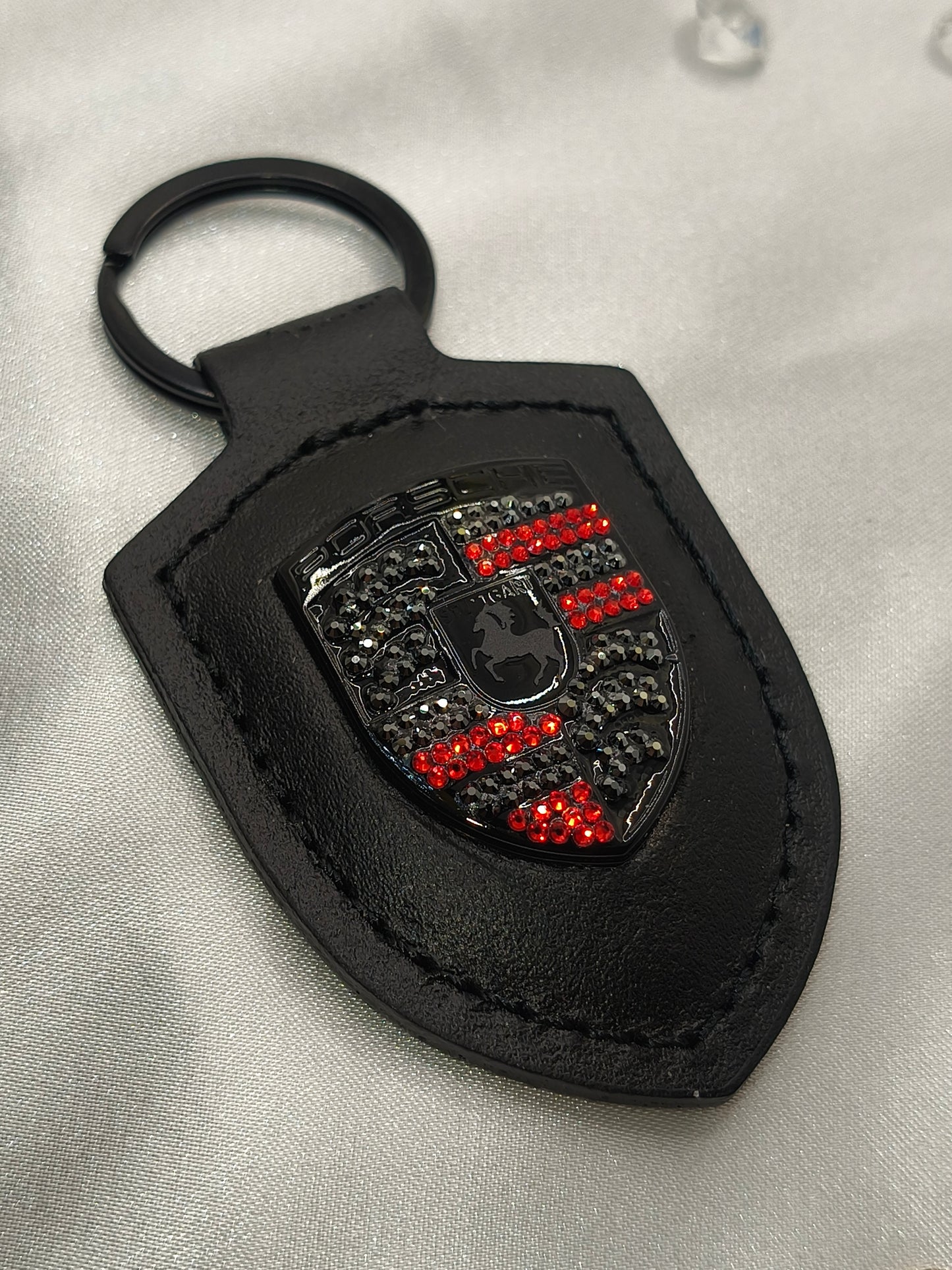 Original OEM | Porsche Logo Schwarz lackiert Emblem Schlüsselanhänger | mit original Preciosa Kristallen® - Black Saphir Crystals