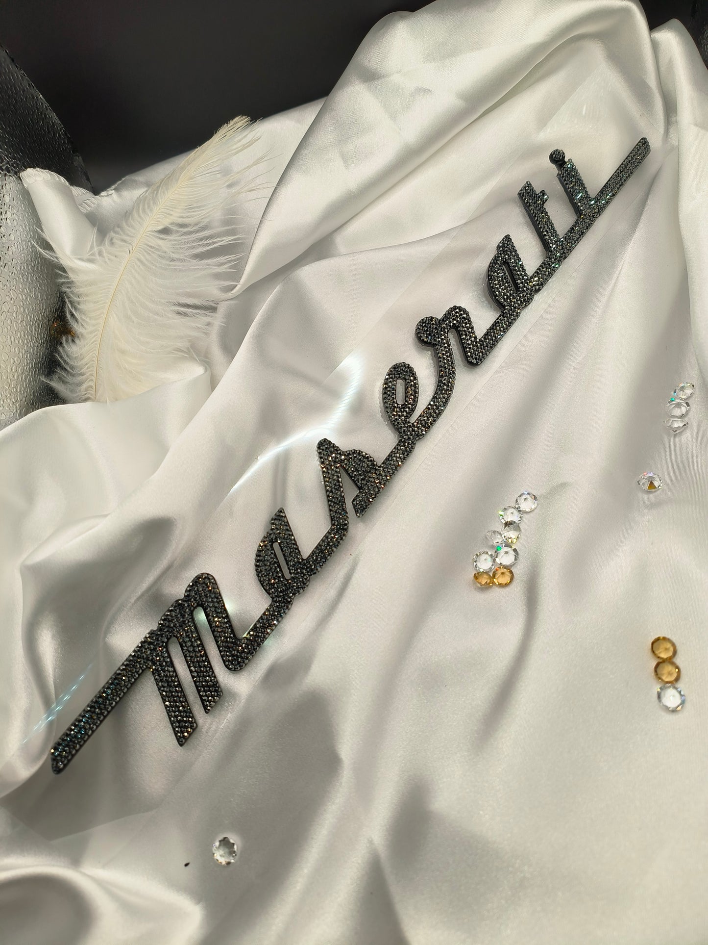 Original OEM | Maserati Logo Schriftzug Emblem hinten | mit original Preciosa® Kristallen - Black Saphir Crystals