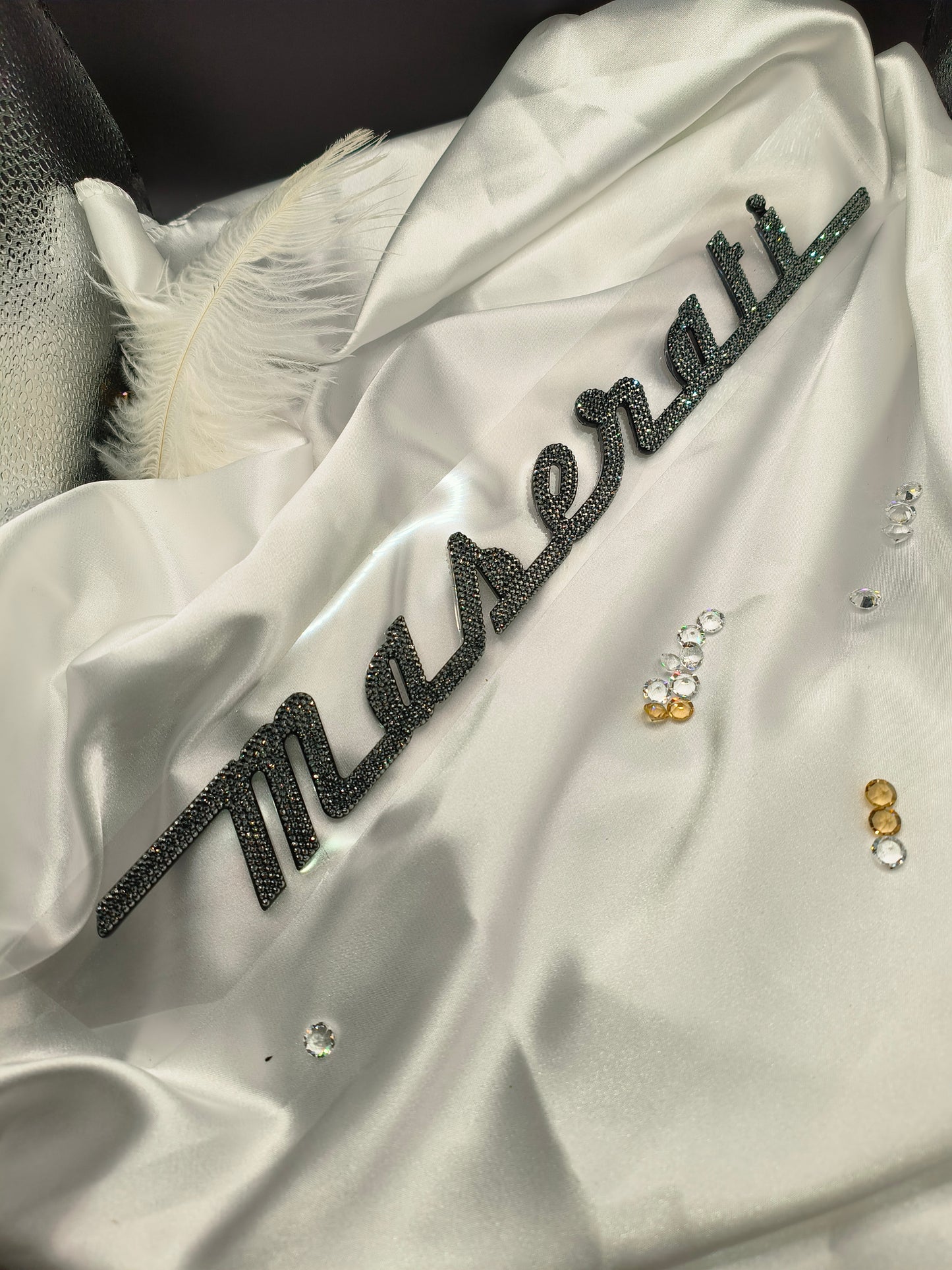 Original OEM | Maserati Logo Schriftzug Emblem hinten | mit original Preciosa® Kristallen - Black Saphir Crystals