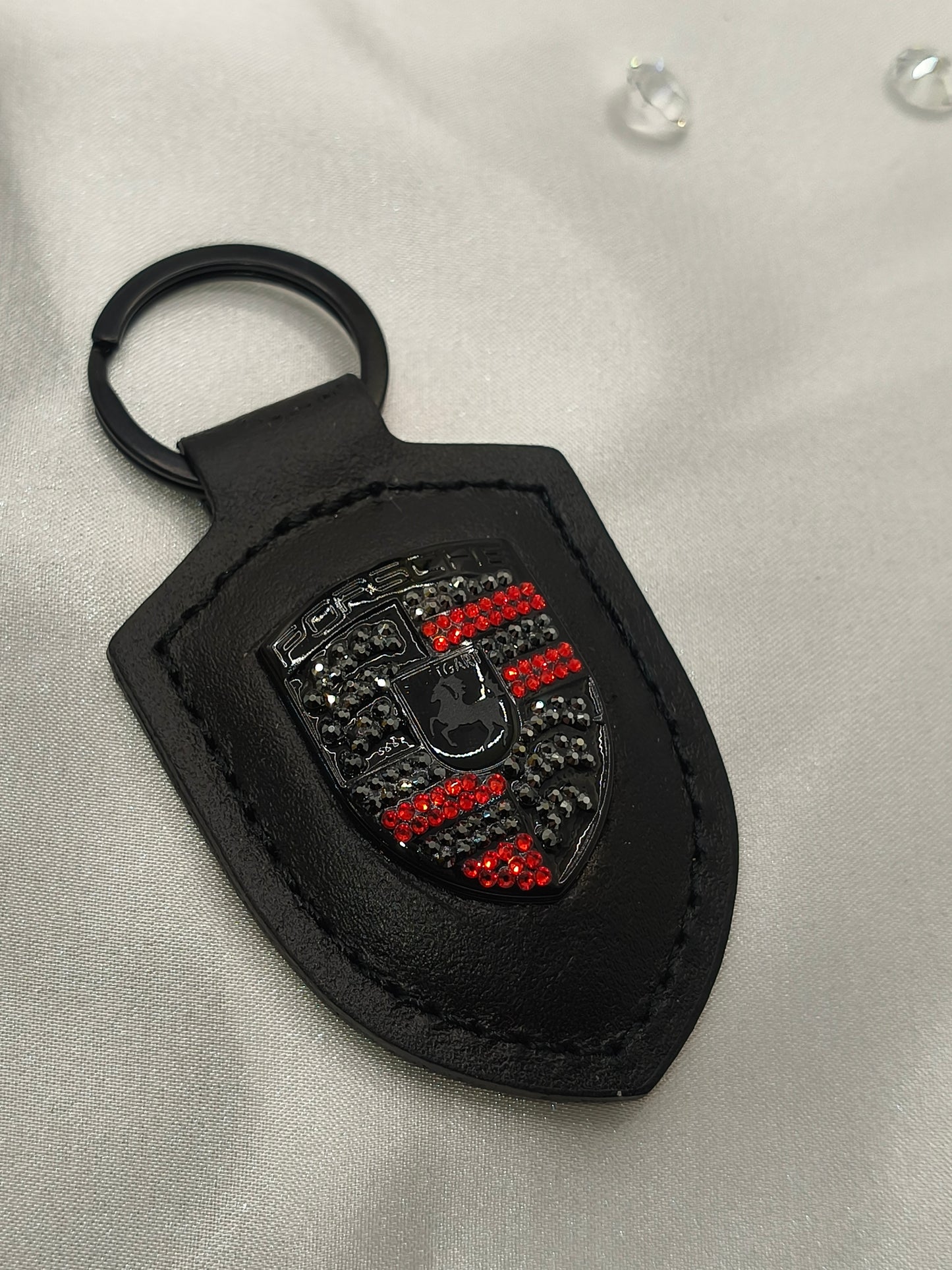 Original OEM | Porsche Logo Schwarz lackiert Emblem Schlüsselanhänger | mit original Preciosa Kristallen® - Black Saphir Crystals
