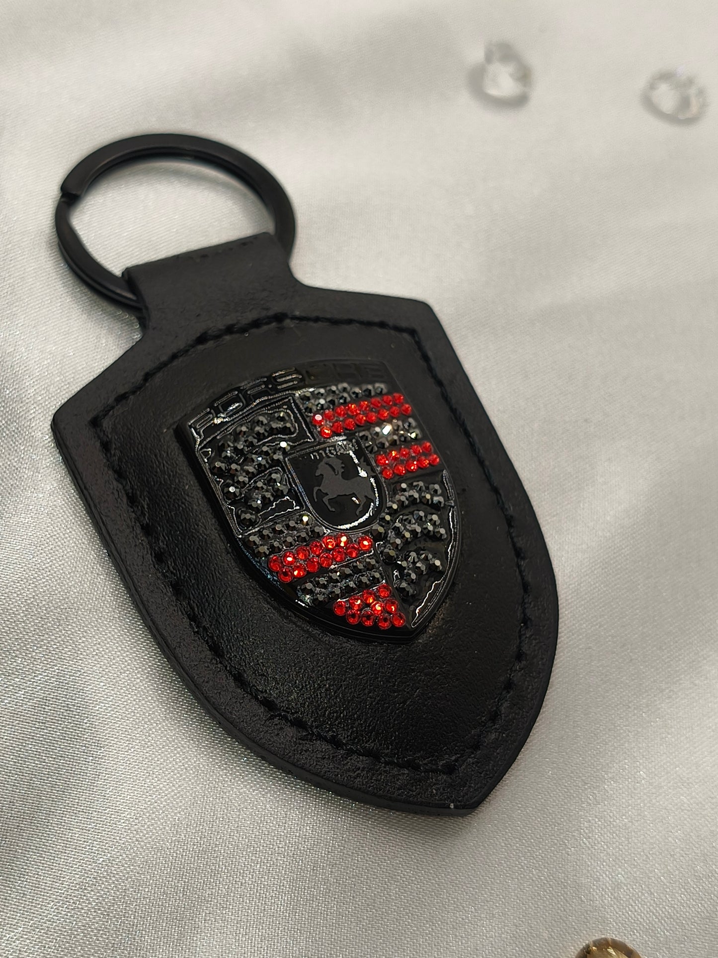 Original OEM | Porsche Logo Schwarz lackiert Emblem Schlüsselanhänger | mit original Preciosa Kristallen® - Black Saphir Crystals