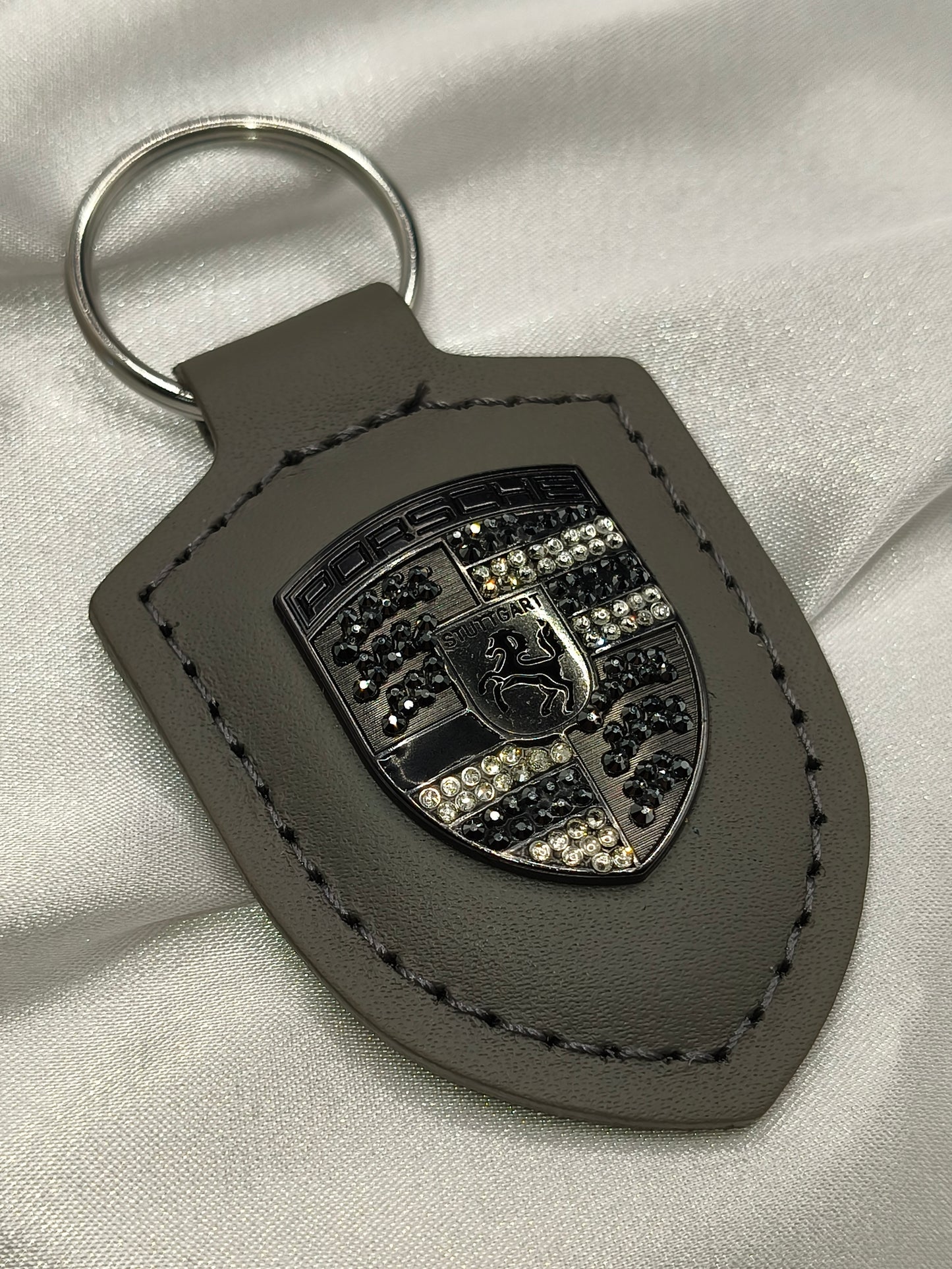 Original OEM | Porsche Turbonit (Limited Edition) grau Logo Emblem Schlüsselanhänger | mit original Preciosa Kristallen® - Black Saphir Crystals