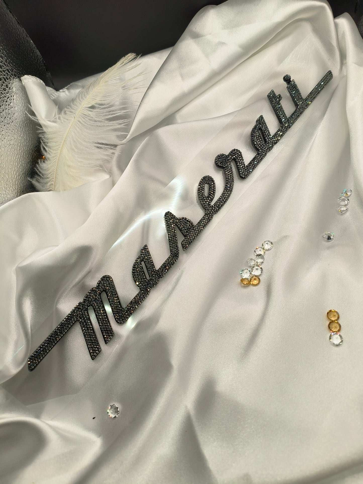 Original OEM | Maserati Logo Schriftzug Emblem hinten | mit original Preciosa® Kristallen - Black Saphir Crystals