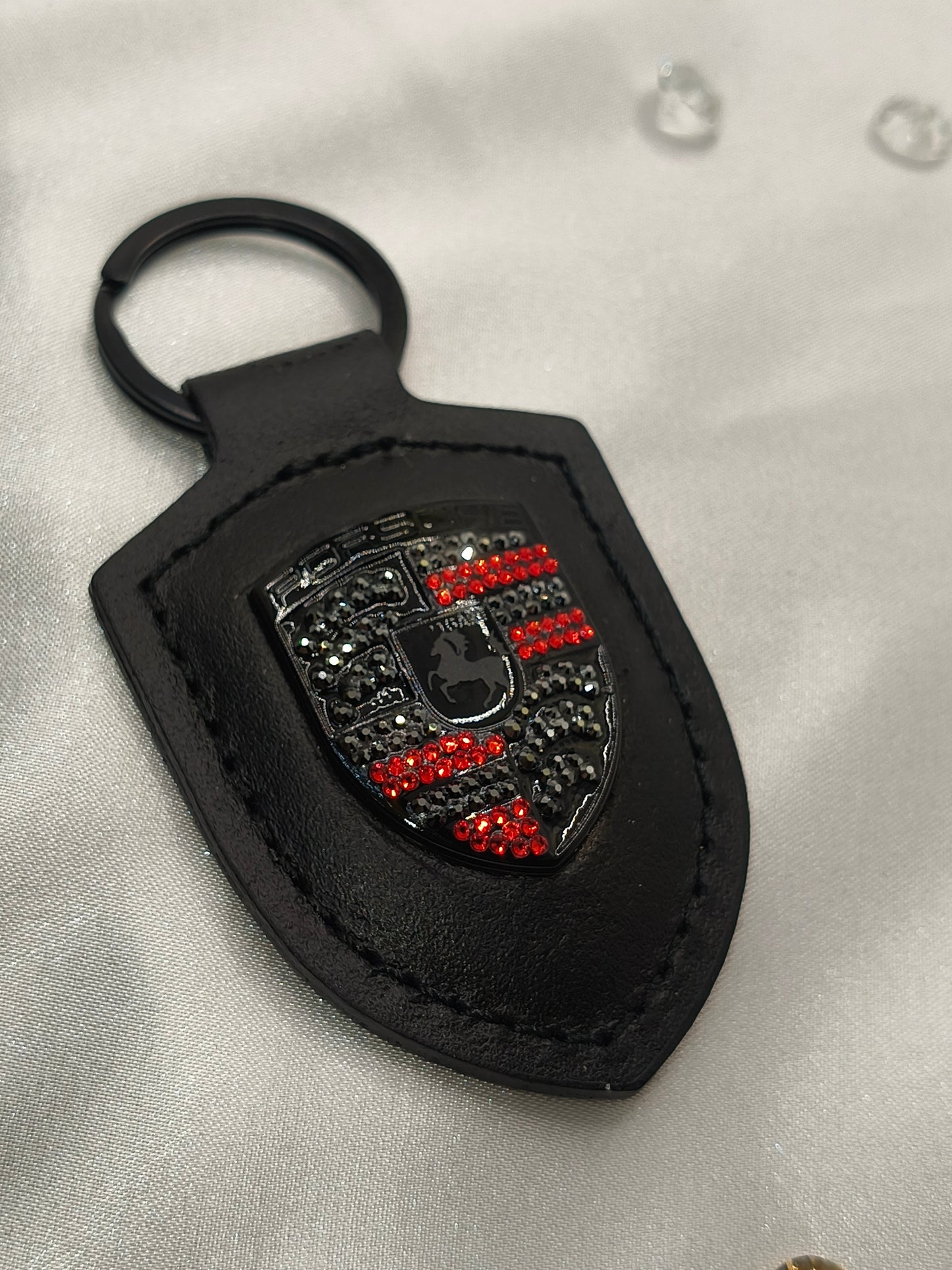Original OEM | Porsche Logo Schwarz lackiert Emblem Schlüsselanhänger | mit original Preciosa Kristallen® - Black Saphir Crystals