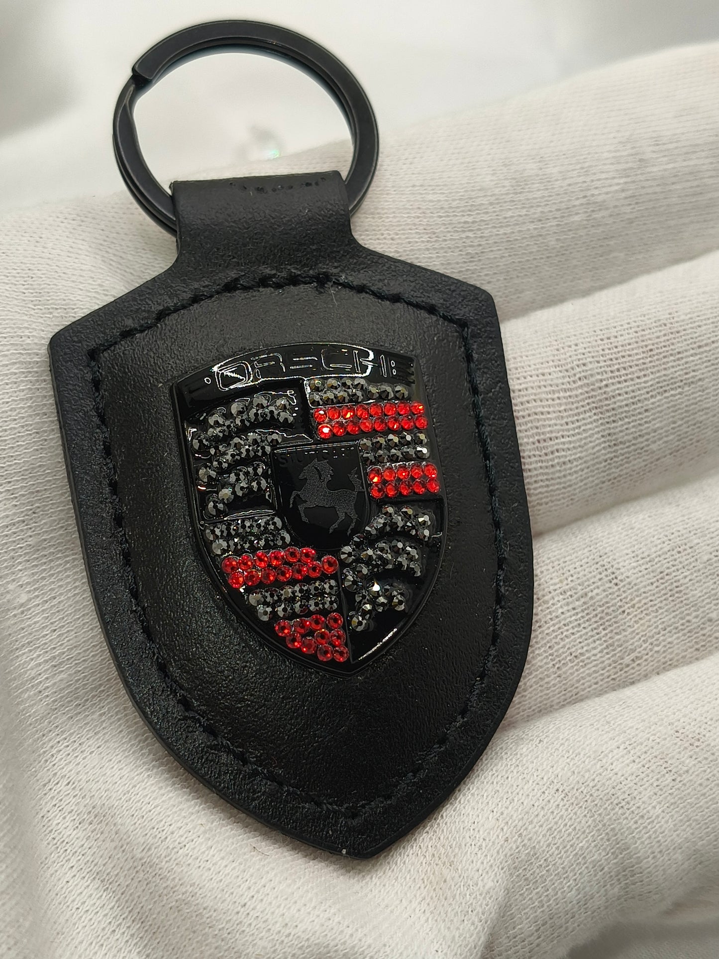 Original OEM | Porsche Logo Schwarz lackiert Emblem Schlüsselanhänger | mit original Preciosa Kristallen® - Black Saphir Crystals