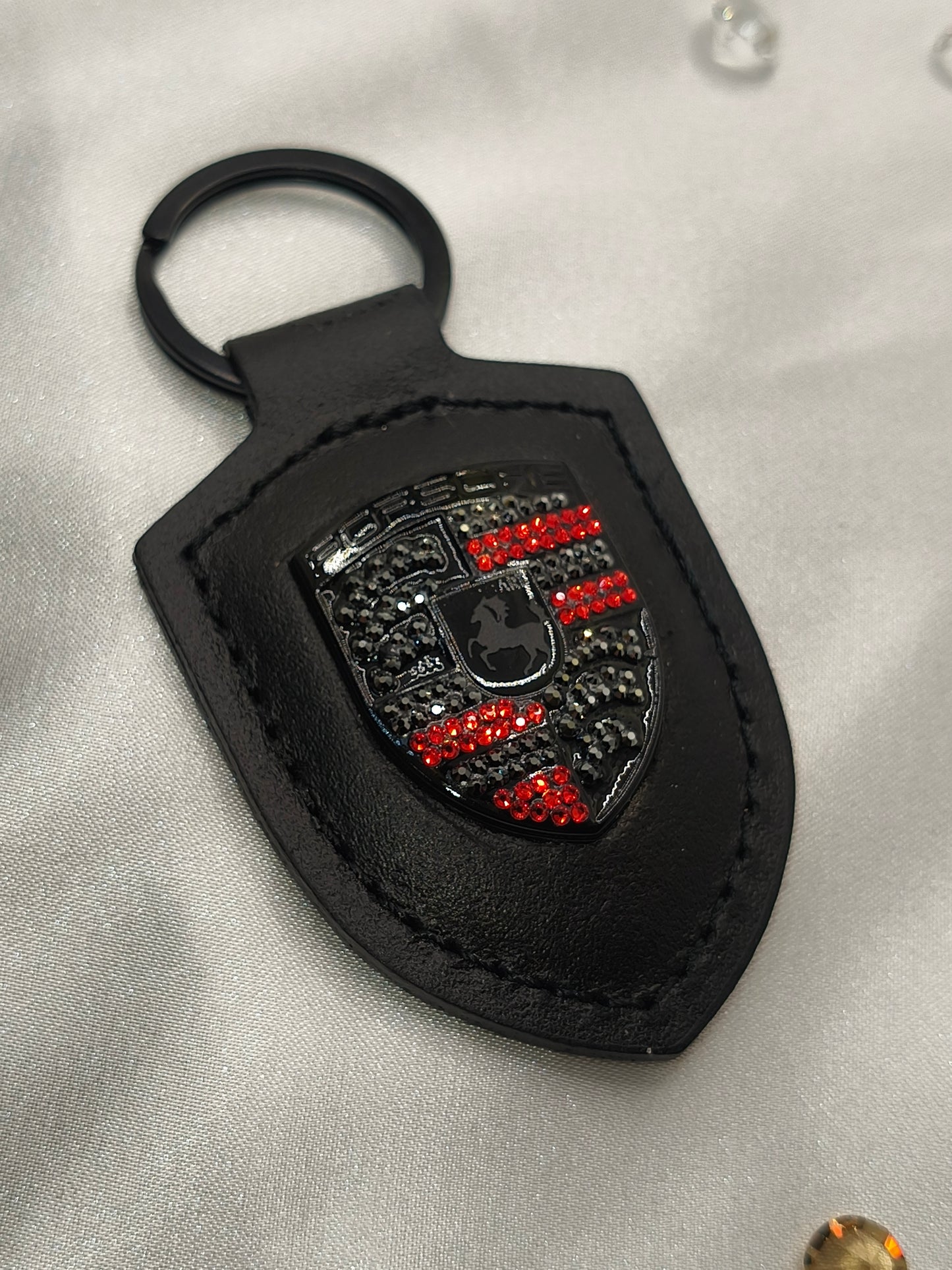 Original OEM | Porsche Logo Schwarz lackiert Emblem Schlüsselanhänger | mit original Preciosa Kristallen® - Black Saphir Crystals