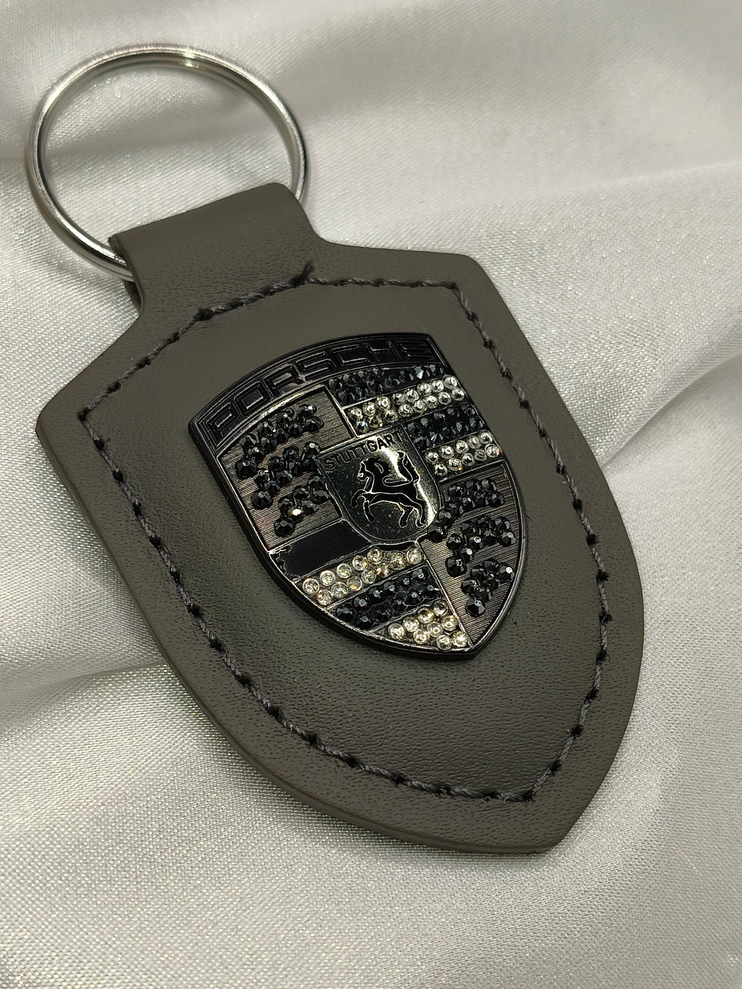 Original OEM | Porsche Turbonit (Limited Edition) grau Logo Emblem Schlüsselanhänger | mit original Preciosa Kristallen® - Black Saphir Crystals
