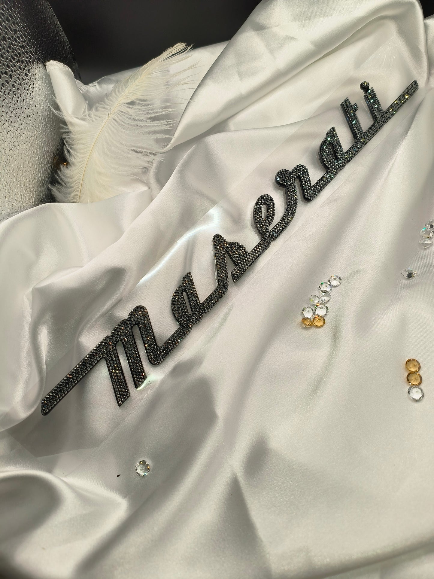 Original OEM | Maserati Logo Schriftzug Emblem hinten | mit original Preciosa® Kristallen - Black Saphir Crystals
