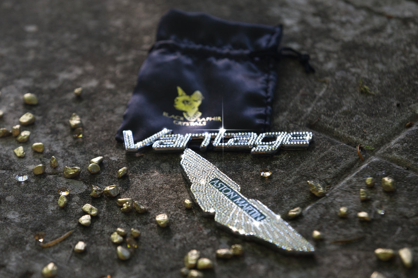 Original Aston Martin | Logo Emblem | mit original Swarovski® oder Preciosa® - Black Saphir Crystals