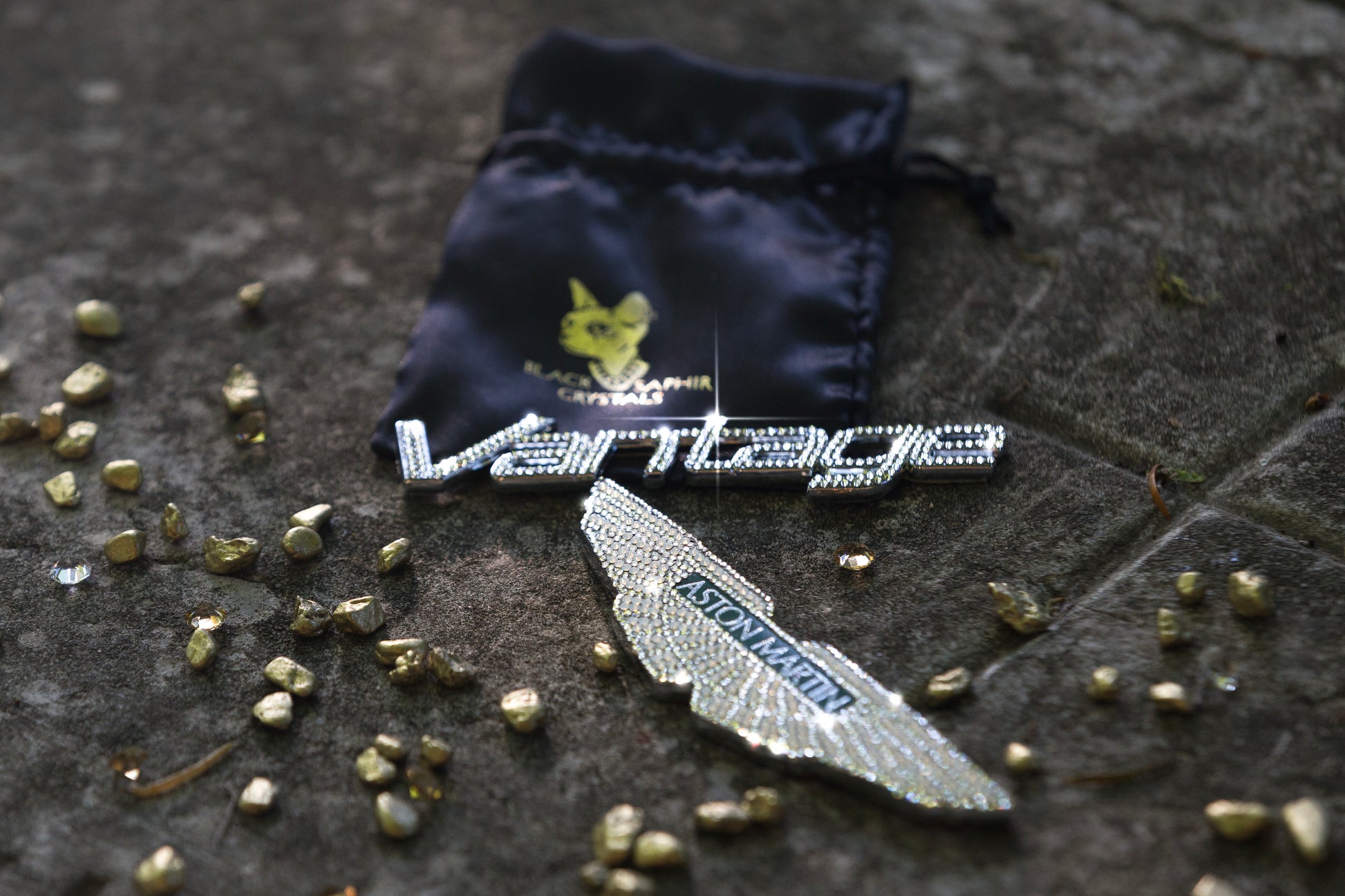 Original Aston Martin | Logo Emblem | mit original Swarovski® oder Preciosa® - Black Saphir Crystals