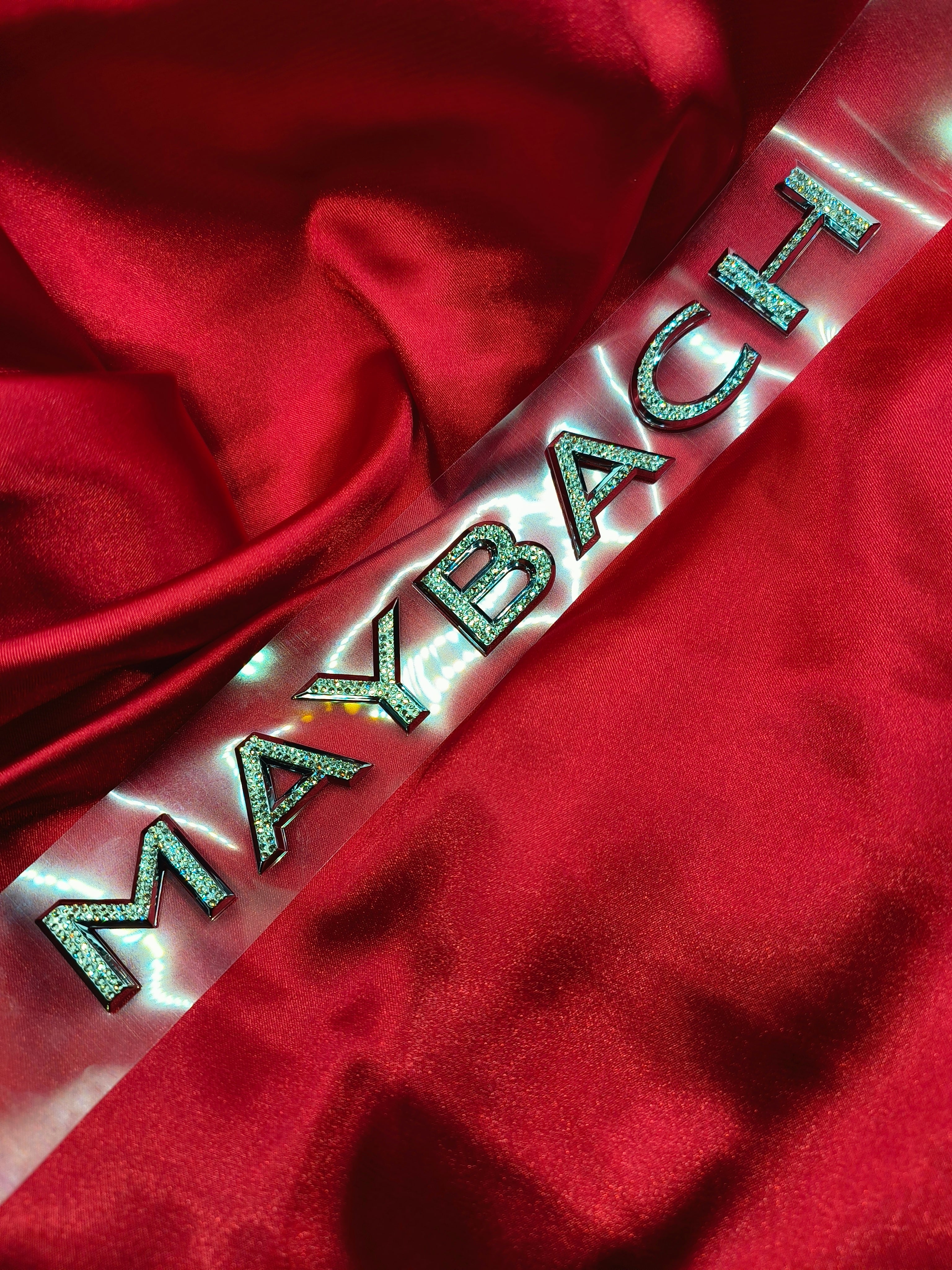 Original OEM | Mercedes-Benz Maybach Schrift Logo Emblem | mit original Swarovski® oder Preciosa® Kristallen - Black Saphir Crystals