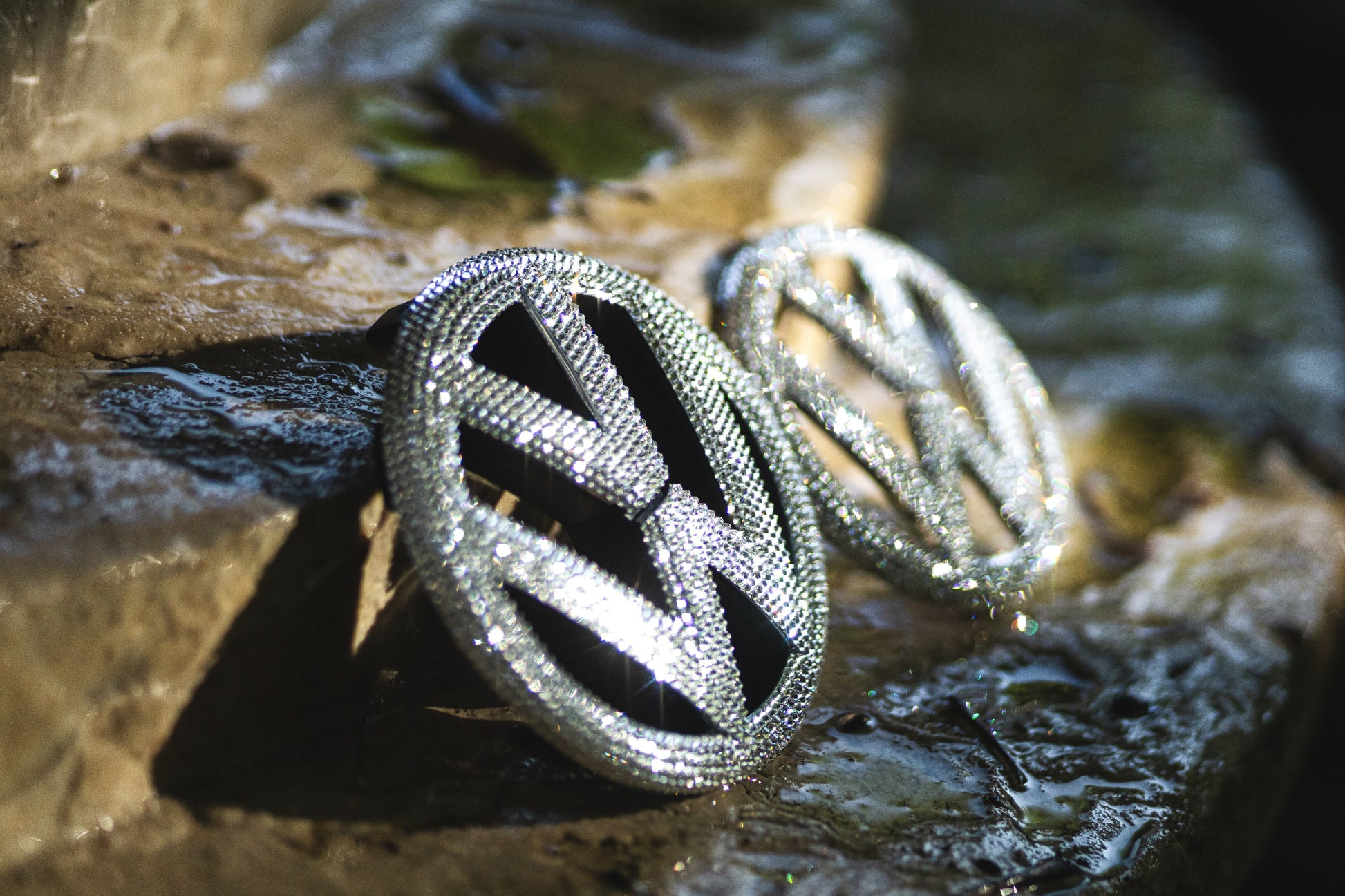 Original OEM | VW Volkswagen Logo Emblen Batch | Set vorn+hinten 3mm |  mit original Swarovski® oder Preciosa® Kristallen veredelt | Scirocco Eos Golf Polo Tiguan zubehör tuning accessory - Black Saphir Crystals