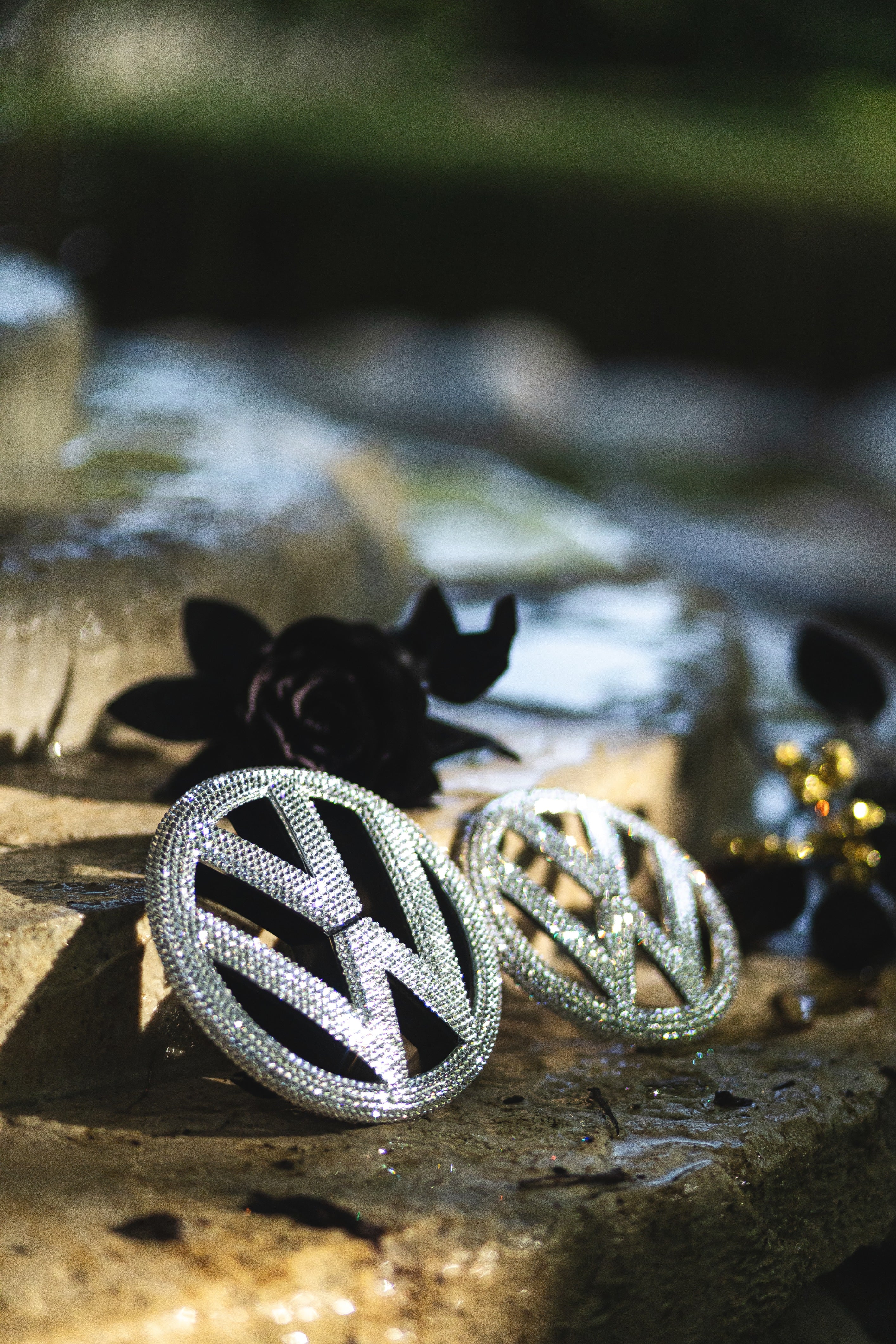 Original OEM | VW Volkswagen Logo Emblen Batch | Set vorn+hinten 3mm |  mit original Swarovski® oder Preciosa® Kristallen veredelt | Scirocco Eos Golf Polo Tiguan zubehör tuning accessory - Black Saphir Crystals