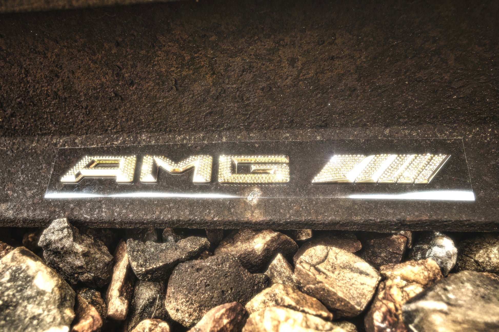 Original OEM | Mercedes-Benz AMG Gold 24k Logo | mit original Swarovski®/Preciosa® - Black Saphir Crystals