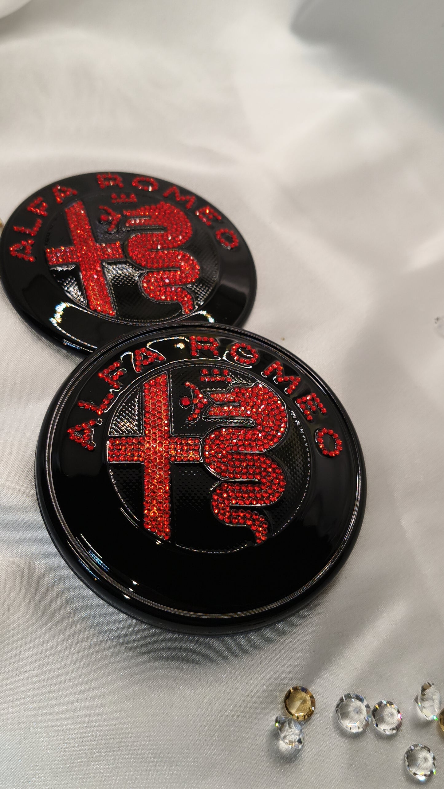Original OEM Alfa Romeo | Logo Emblem Set vorn+hinten Schwarz/Rot | mit original Preciosa® Kristallen - Black Saphir Crystals