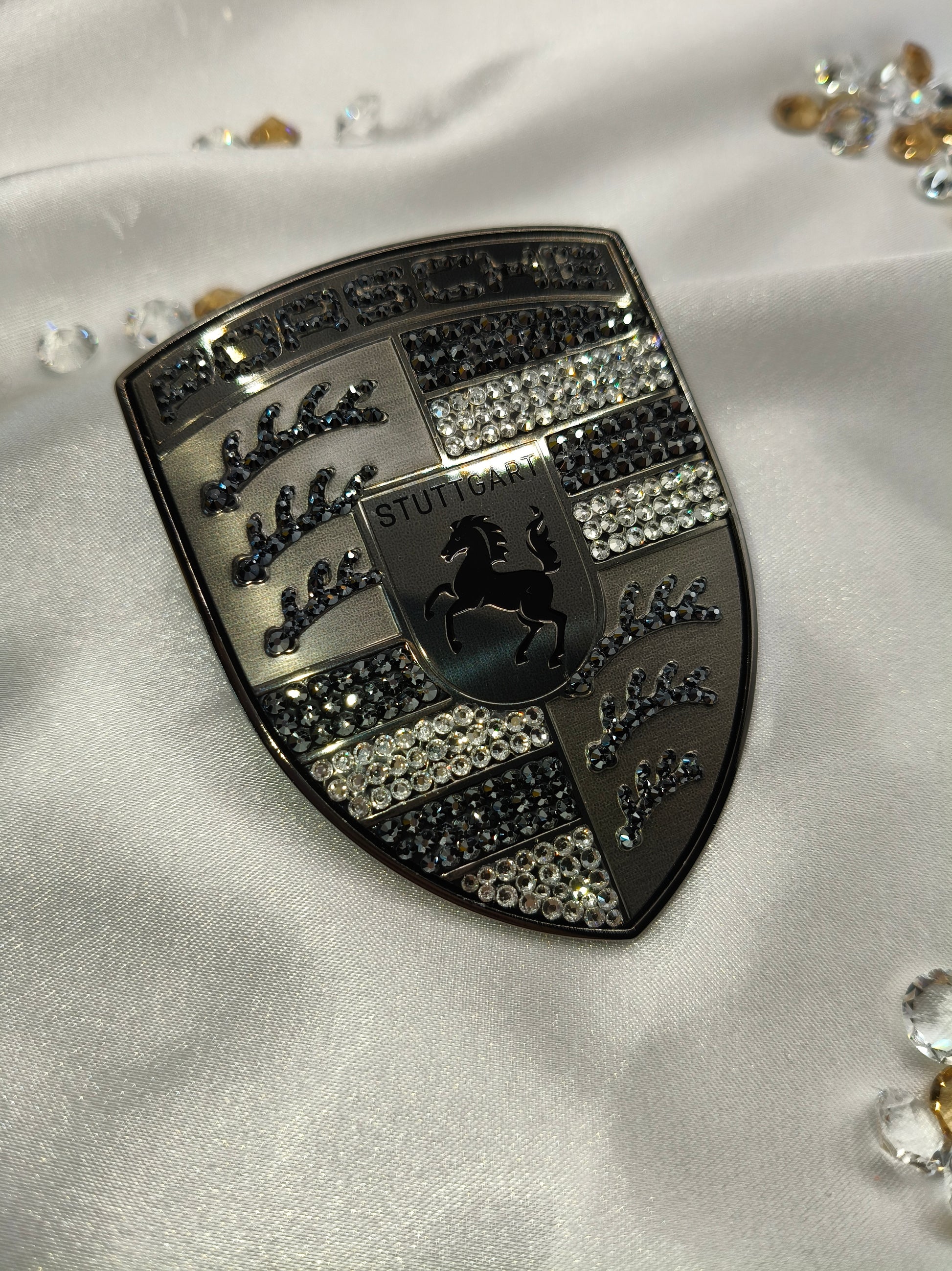 Original OEM | Porsche Turbonit Logo Emblem Motorhaube | mit original Preciosa® Kristallen - Black Saphir Crystals