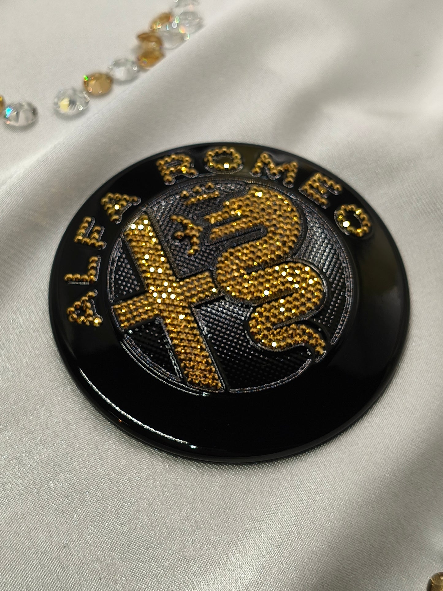 Original OEM Alfa Romeo | Logo Emblem Set vorn+hinten Schwarz/Gold | mit original Preciosa® Kristallen