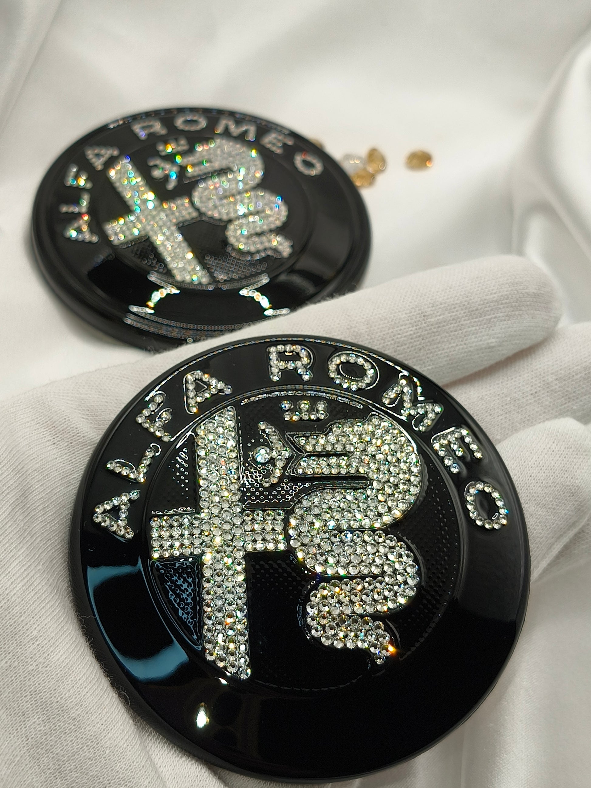 Original OEM Alfa Romeo | Logo Emblem Set vorn+hinten | mit original Preciosa® Kristallen - Black Saphir Crystals