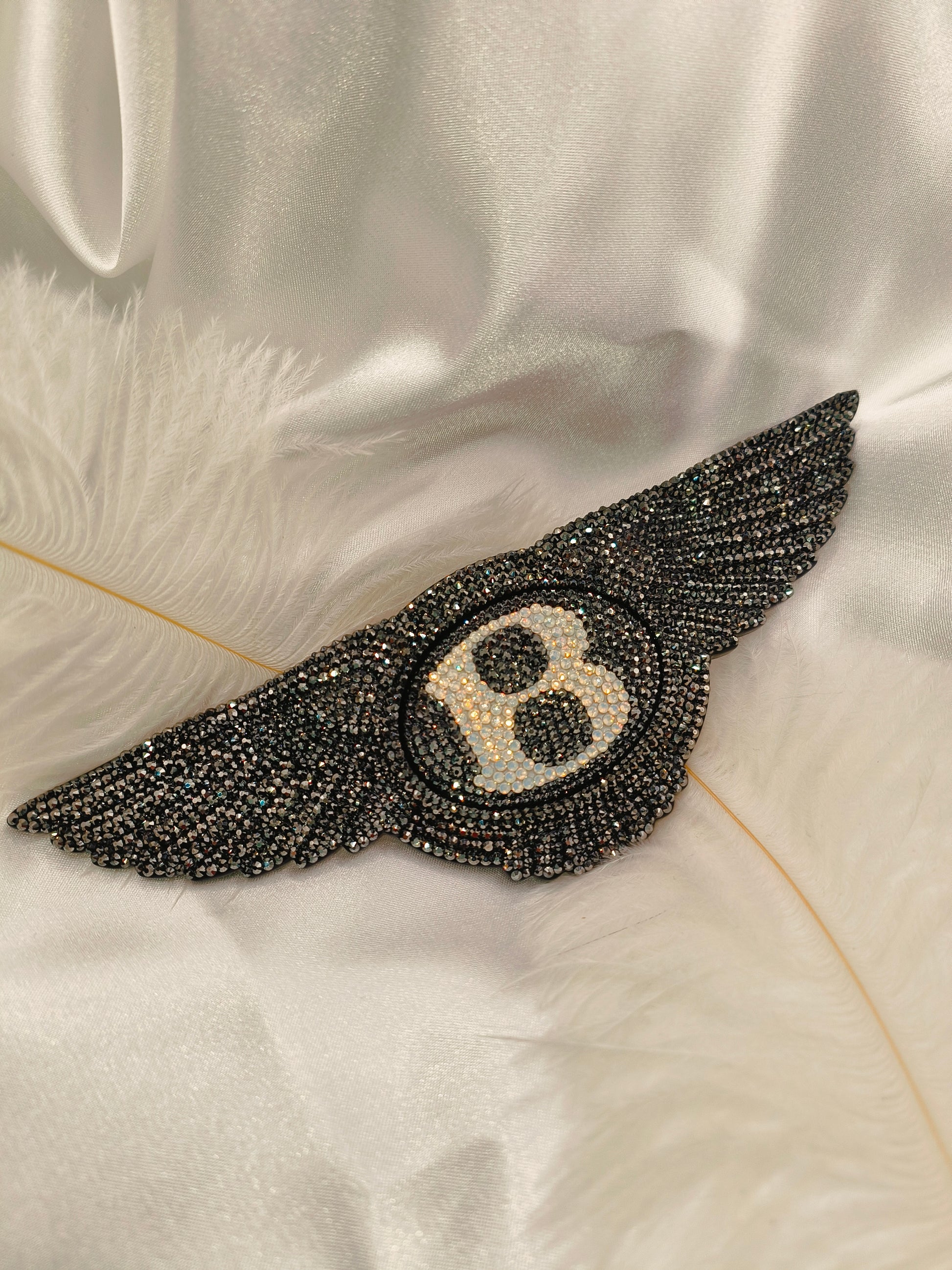Original OEM Bentley | Logo Emblem Vorn oder Hinten | mit original Swarovski®/Preciosa® Kristallen - Black Saphir Crystals