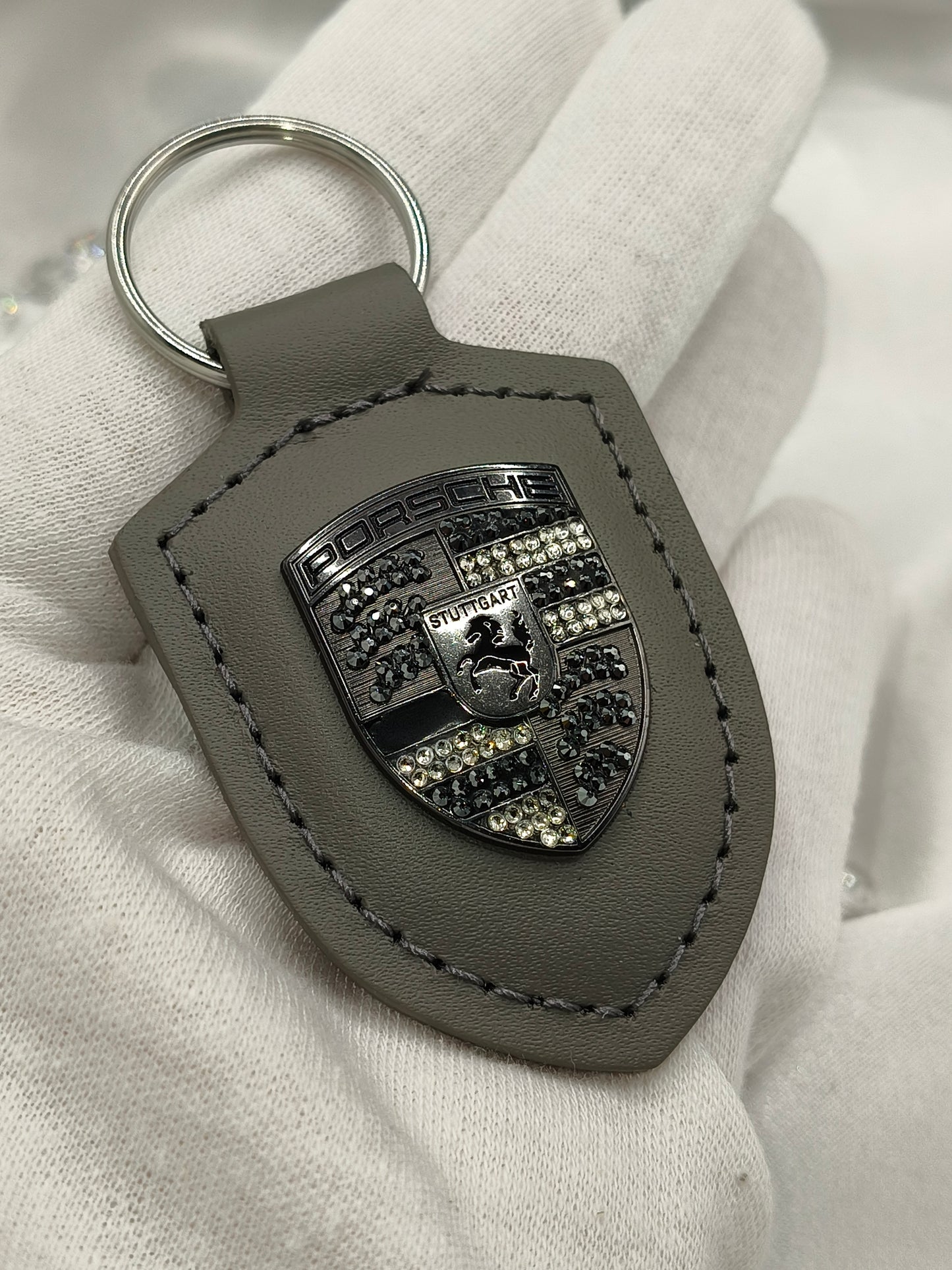 Original OEM | Porsche Turbonit (Limited Edition) grau Logo Emblem Schlüsselanhänger | mit original Preciosa Kristallen® - Black Saphir Crystals