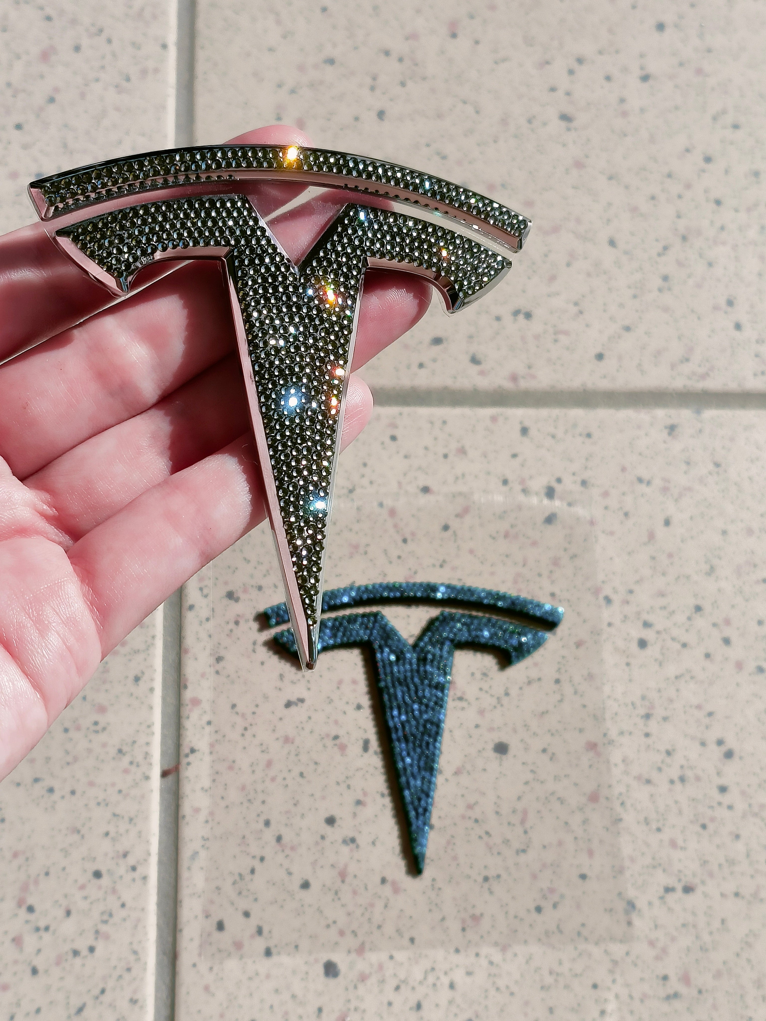 Original OEM | Logo Tesla Emblem Batch vorne oder hinten | mit original Swarovski® oder Preciosa® Kristallen veredelt | Model S Model X Model 3 - Black Saphir Crystals