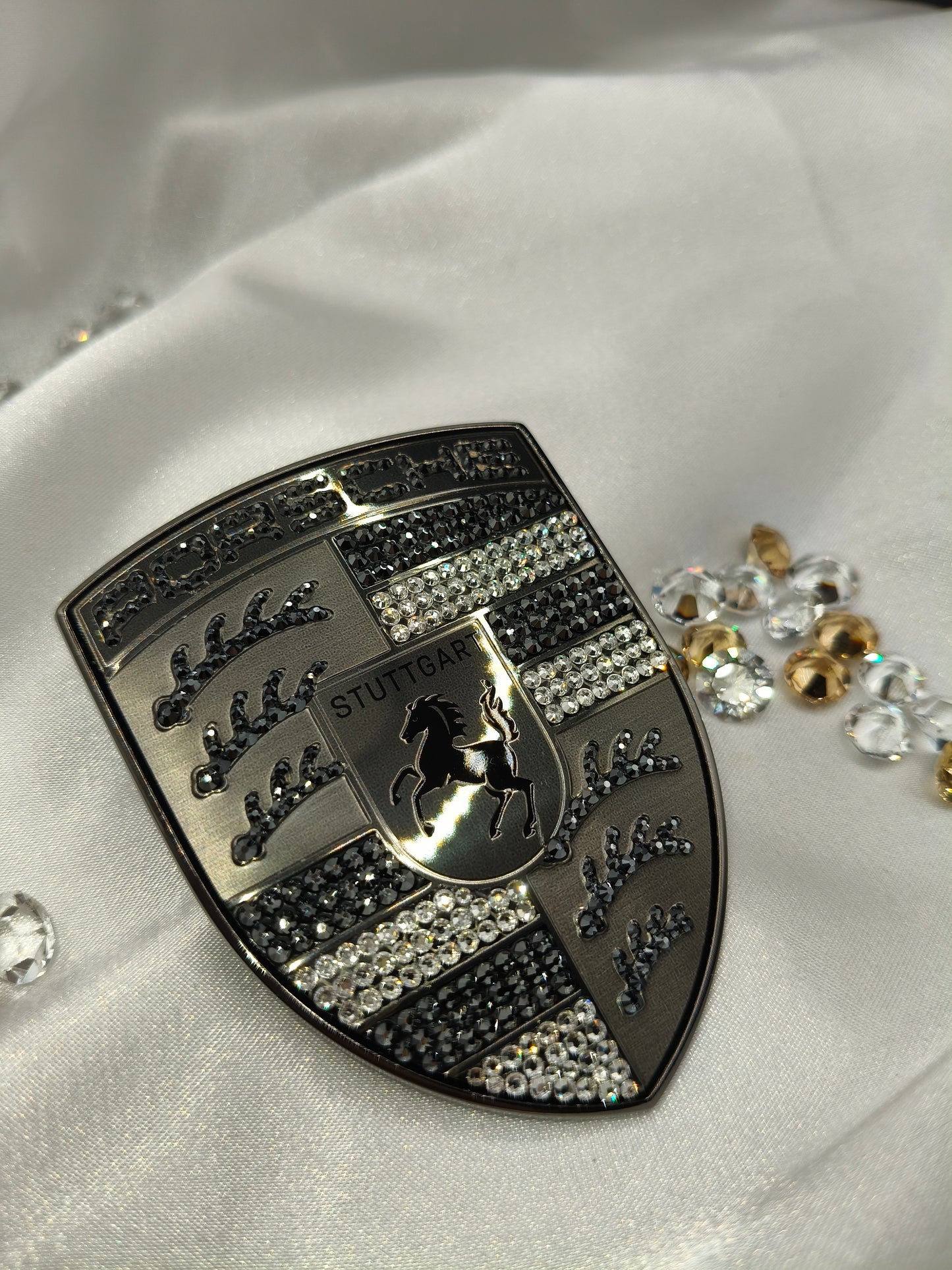 Original OEM | Porsche Turbonit Logo Emblem Motorhaube | mit original Preciosa® Kristallen - Black Saphir Crystals