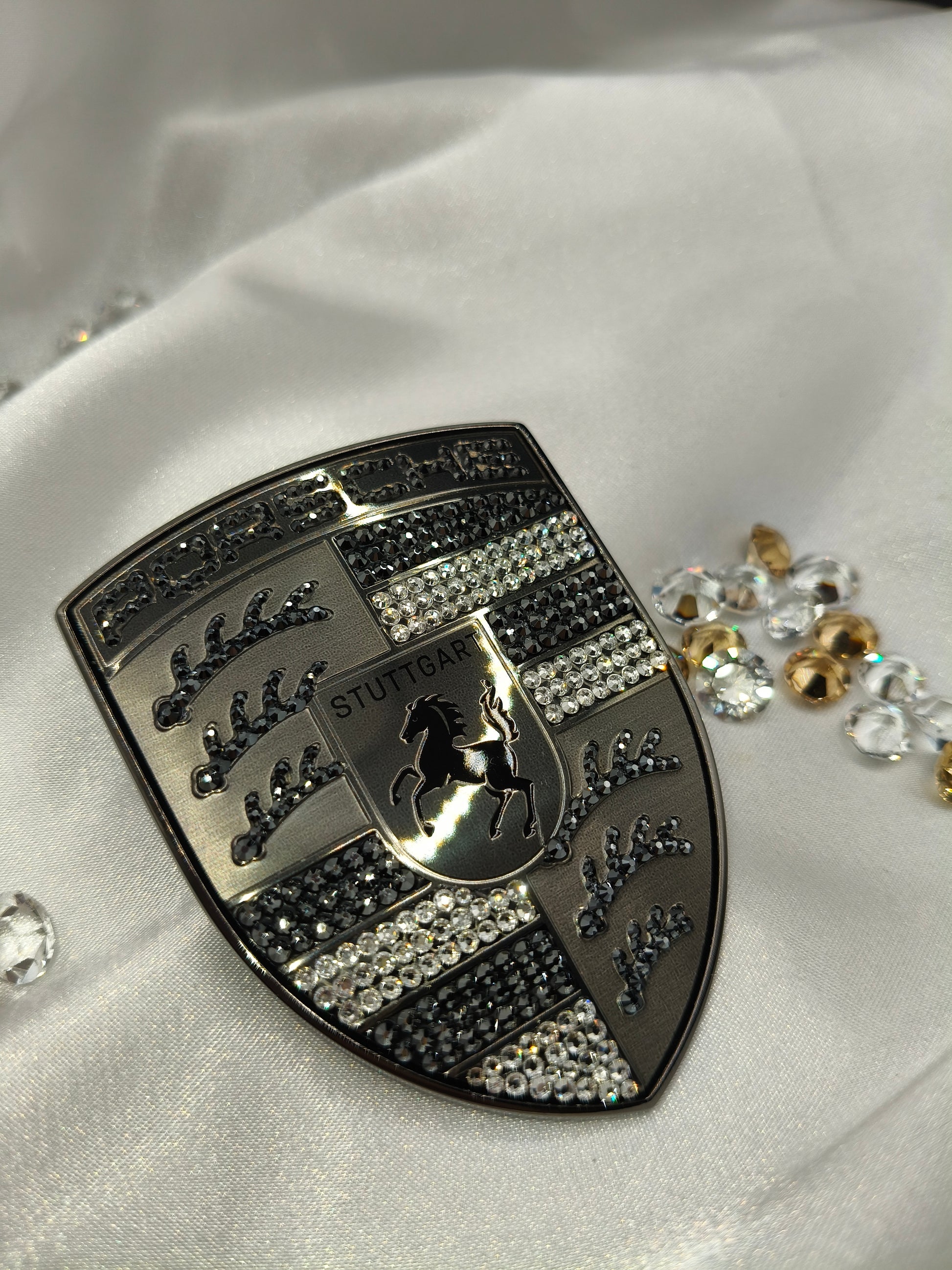Original OEM | Porsche Turbonit Logo Emblem Motorhaube | mit original Preciosa® Kristallen - Black Saphir Crystals