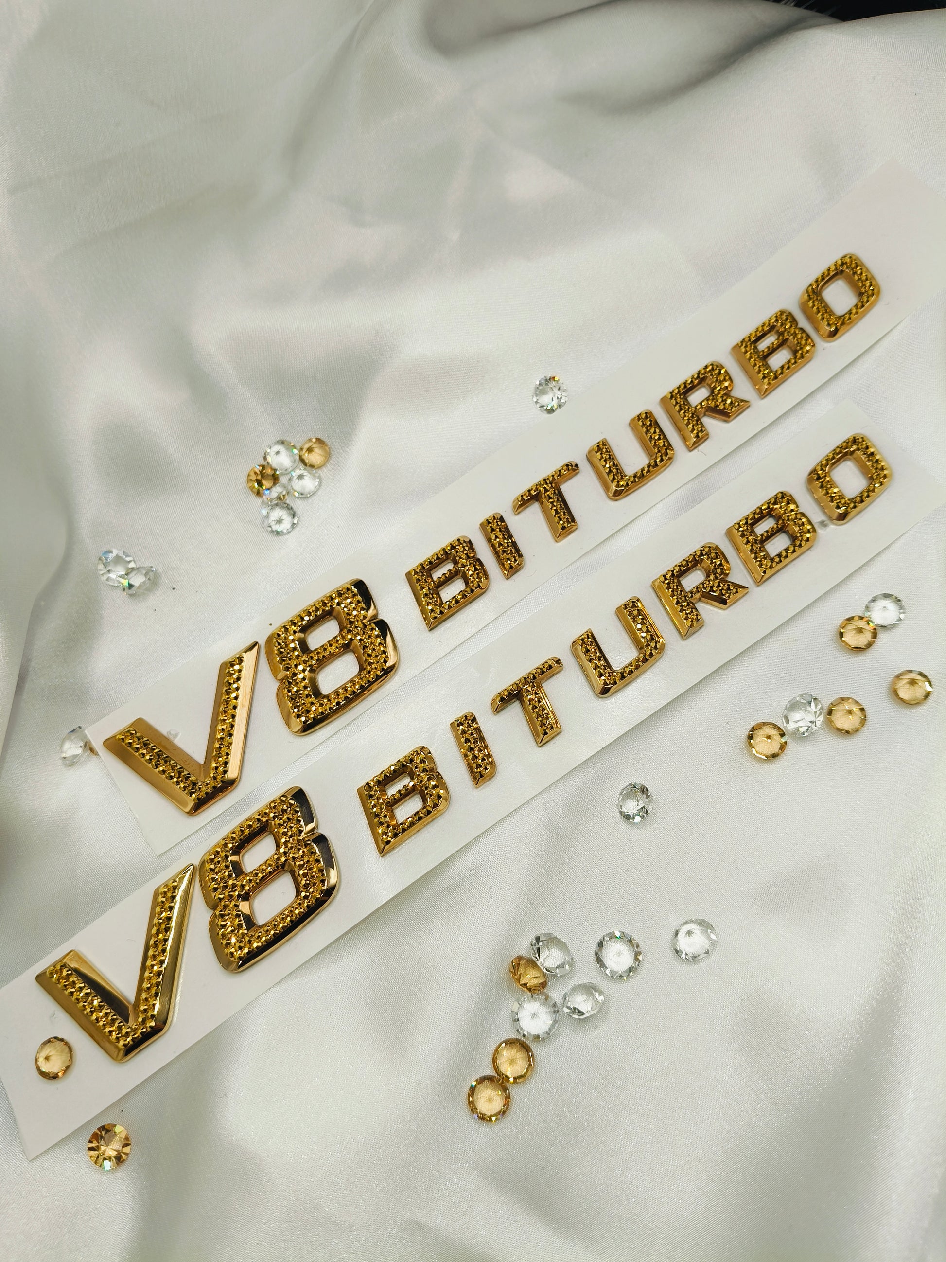 Original OEM | Mercedes-Benz AMG V8 Biturbo Gold 24k Logo Emblem Set 2 Stück | mit original Preciosa® Kristallen - Black Saphir Crystals