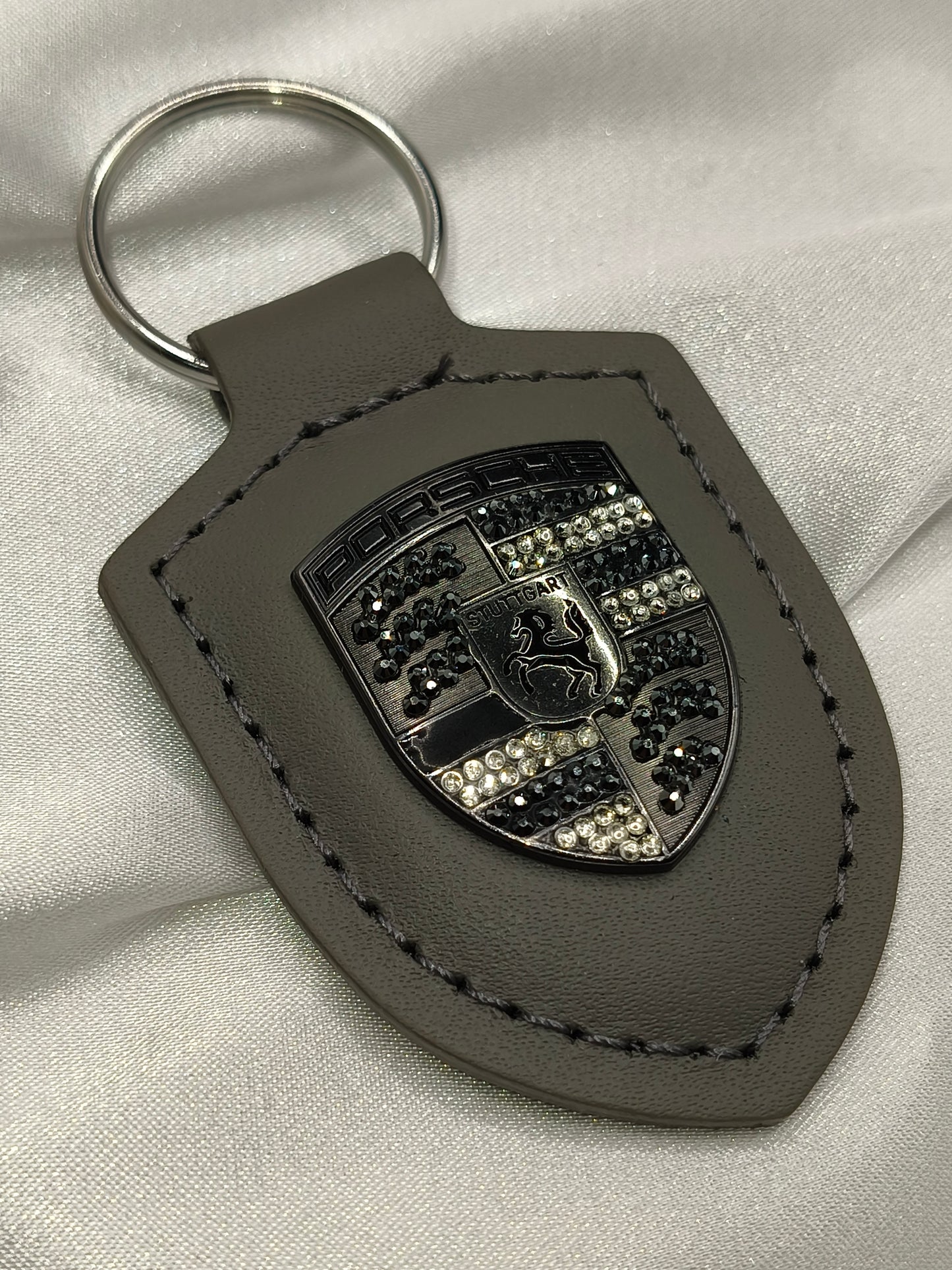 Original OEM | Porsche Turbonit (Limited Edition) grau Logo Emblem Schlüsselanhänger | mit original Preciosa Kristallen® - Black Saphir Crystals