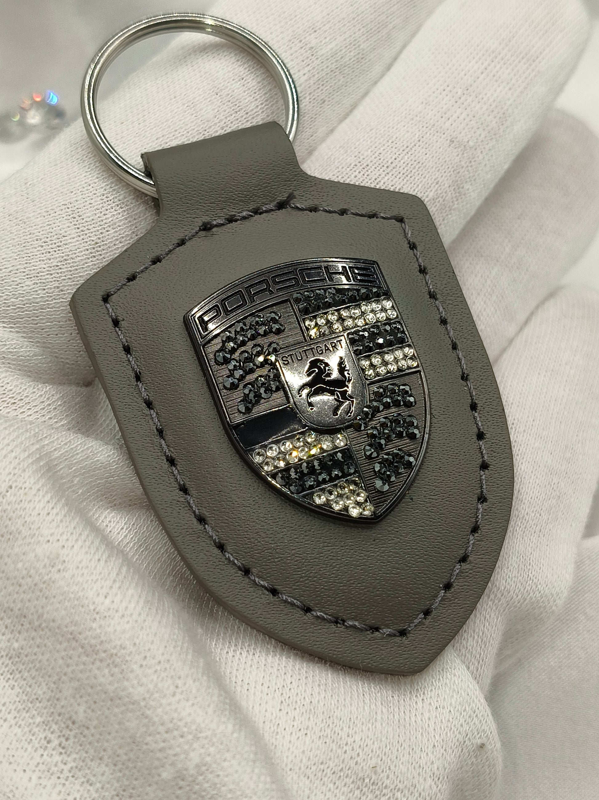 Original OEM | Porsche Turbonit (Limited Edition) grau Logo Emblem Schlüsselanhänger | mit original Preciosa Kristallen® - Black Saphir Crystals