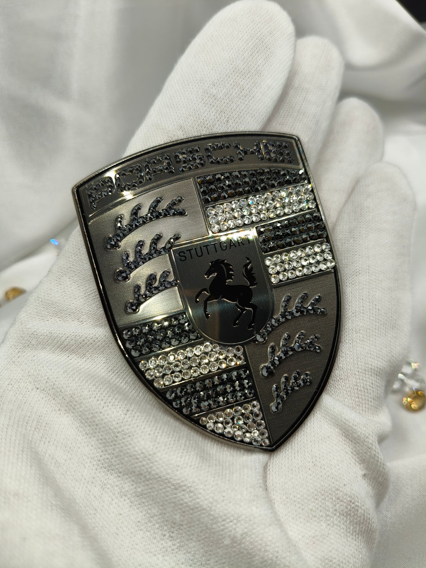 Original OEM | Porsche Turbonit Logo Emblem Motorhaube | mit original Preciosa® Kristallen - Black Saphir Crystals