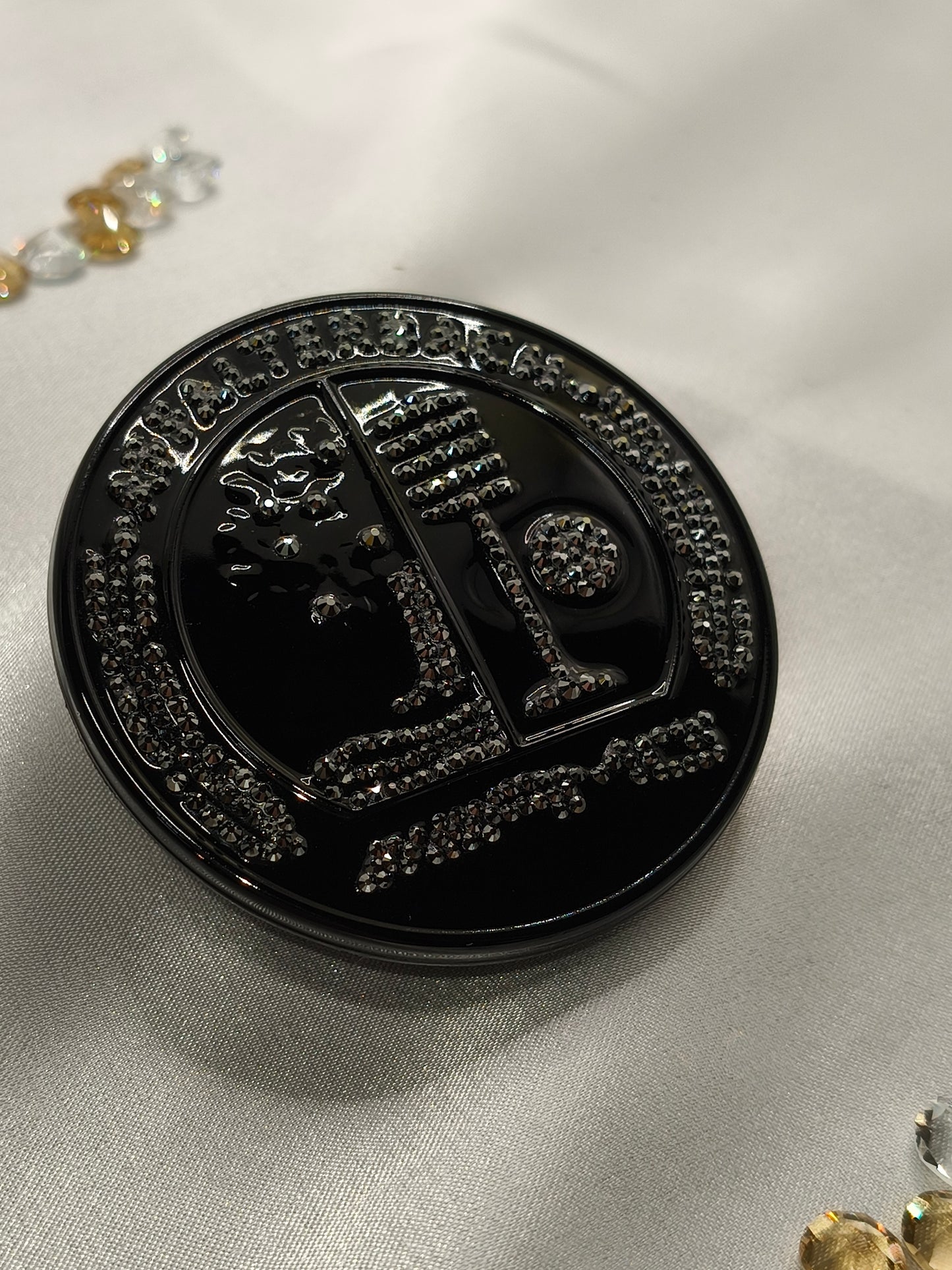 Original OEM | Mercedes-Benz AMG Affalterbach Logo Motorhaube | mit original Preciosa® Kristallen - Black Saphir Crystals