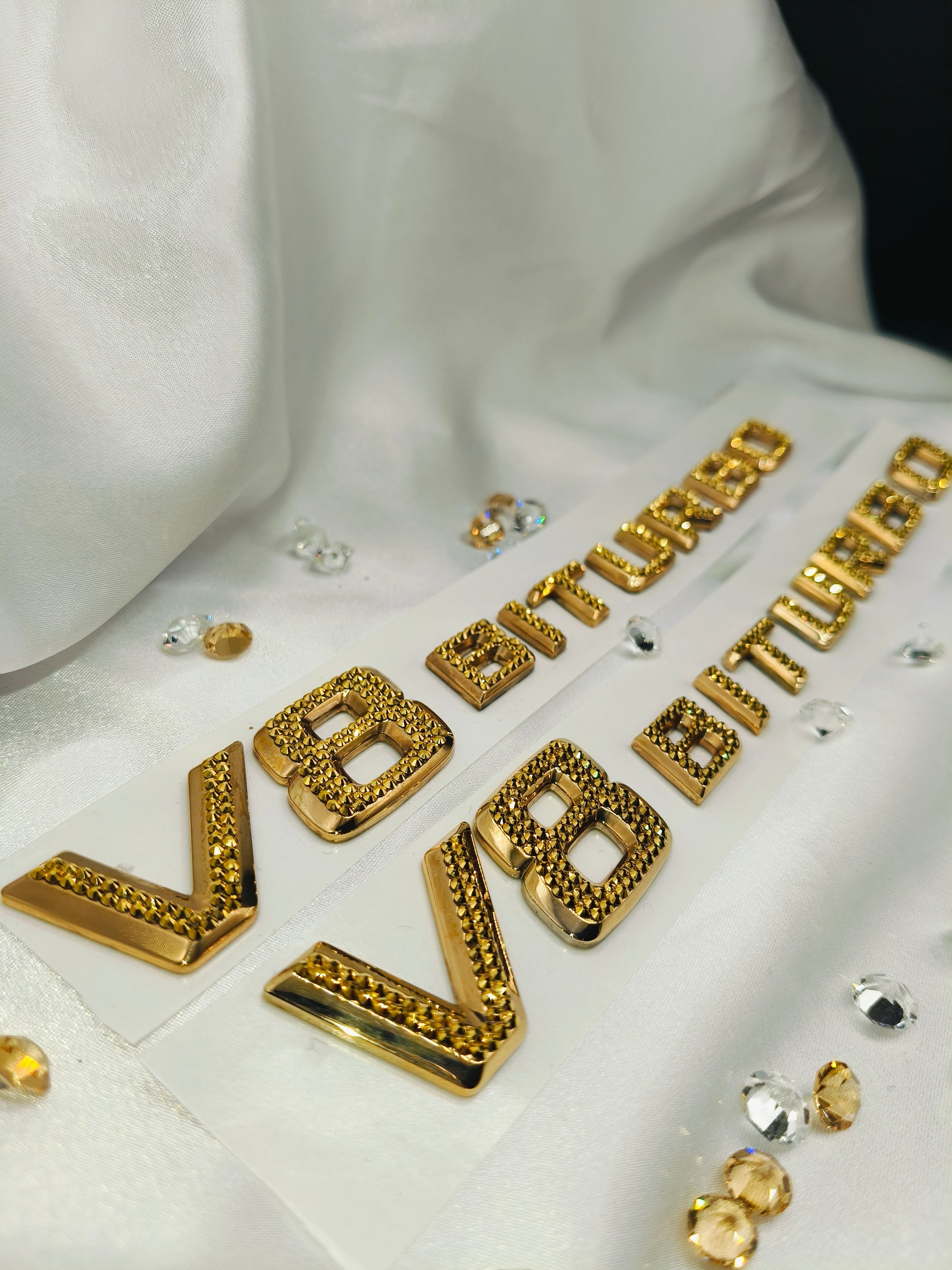 Original OEM | Mercedes-Benz AMG V8 Biturbo Gold 24k Logo Emblem Set 2 Stück | mit original Preciosa® Kristallen - Black Saphir Crystals