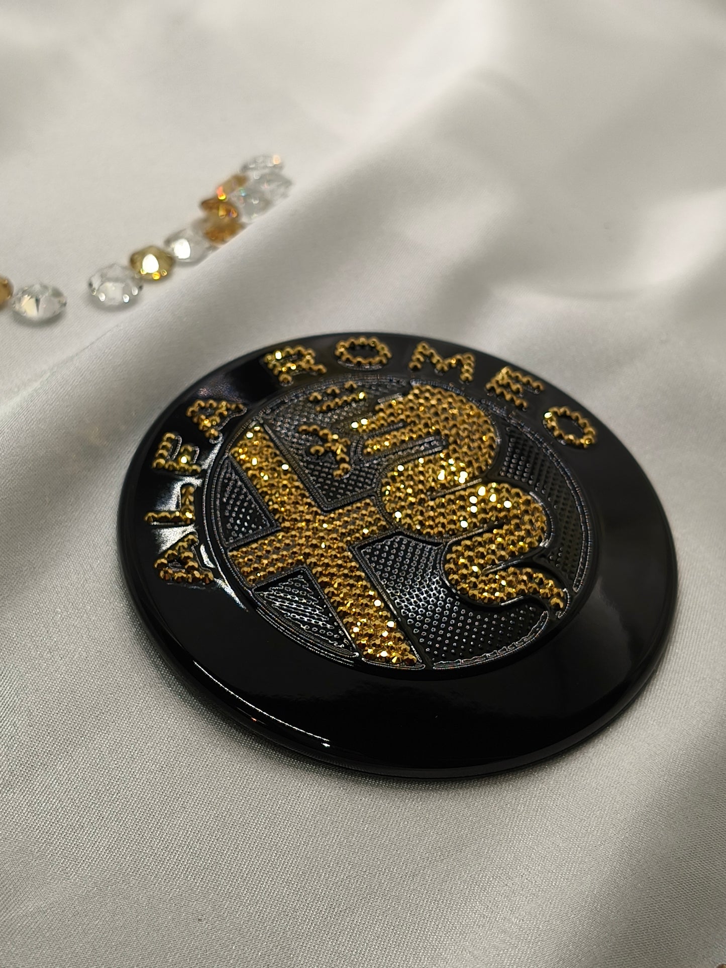 Original OEM Alfa Romeo | Logo Emblem Set vorn+hinten Schwarz/Gold | mit original Preciosa® Kristallen