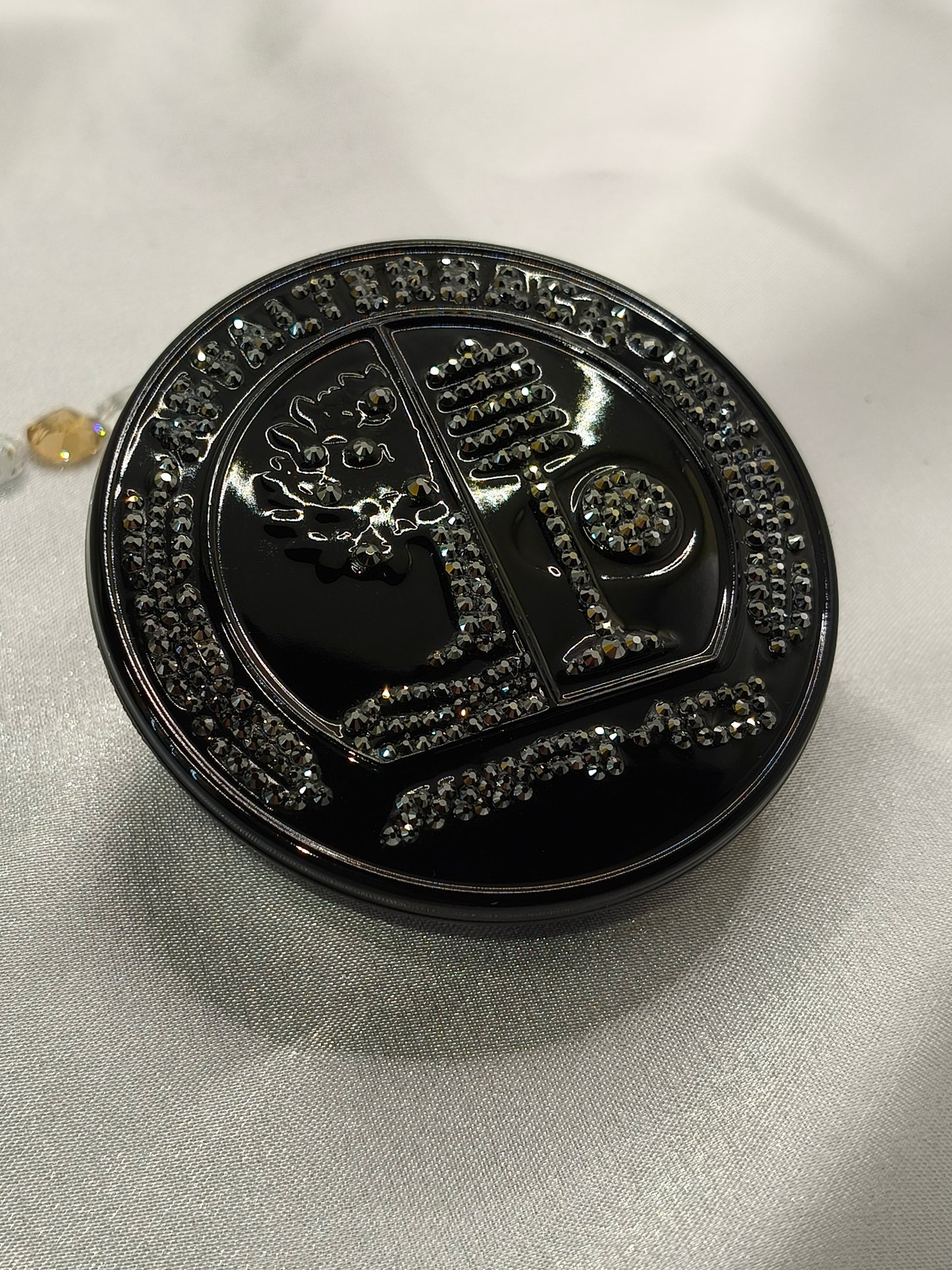 Original OEM | Mercedes-Benz AMG Affalterbach Logo Motorhaube | mit original Preciosa® Kristallen - Black Saphir Crystals