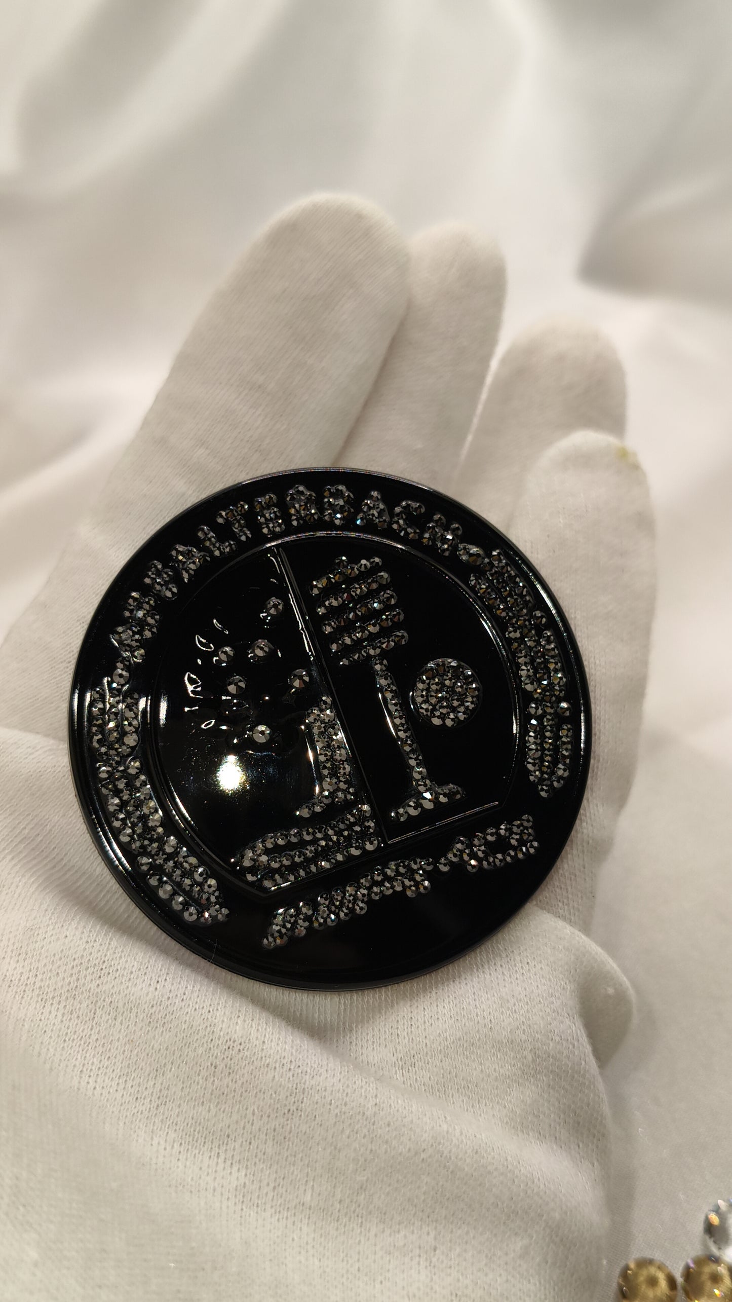 Original OEM | Mercedes-Benz AMG Affalterbach Logo Motorhaube | mit original Preciosa® Kristallen - Black Saphir Crystals