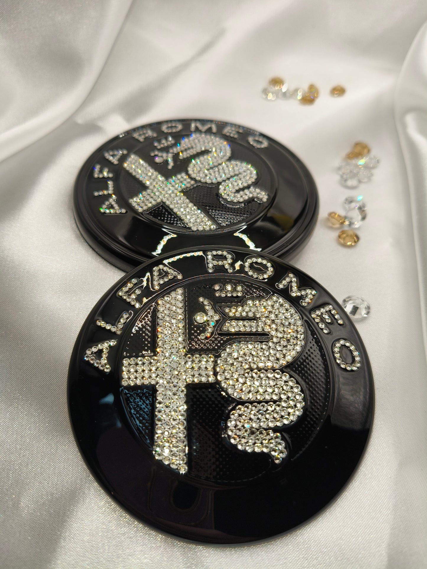 Original OEM Alfa Romeo | Logo Emblem Set vorn+hinten | mit original Preciosa® Kristallen - Black Saphir Crystals
