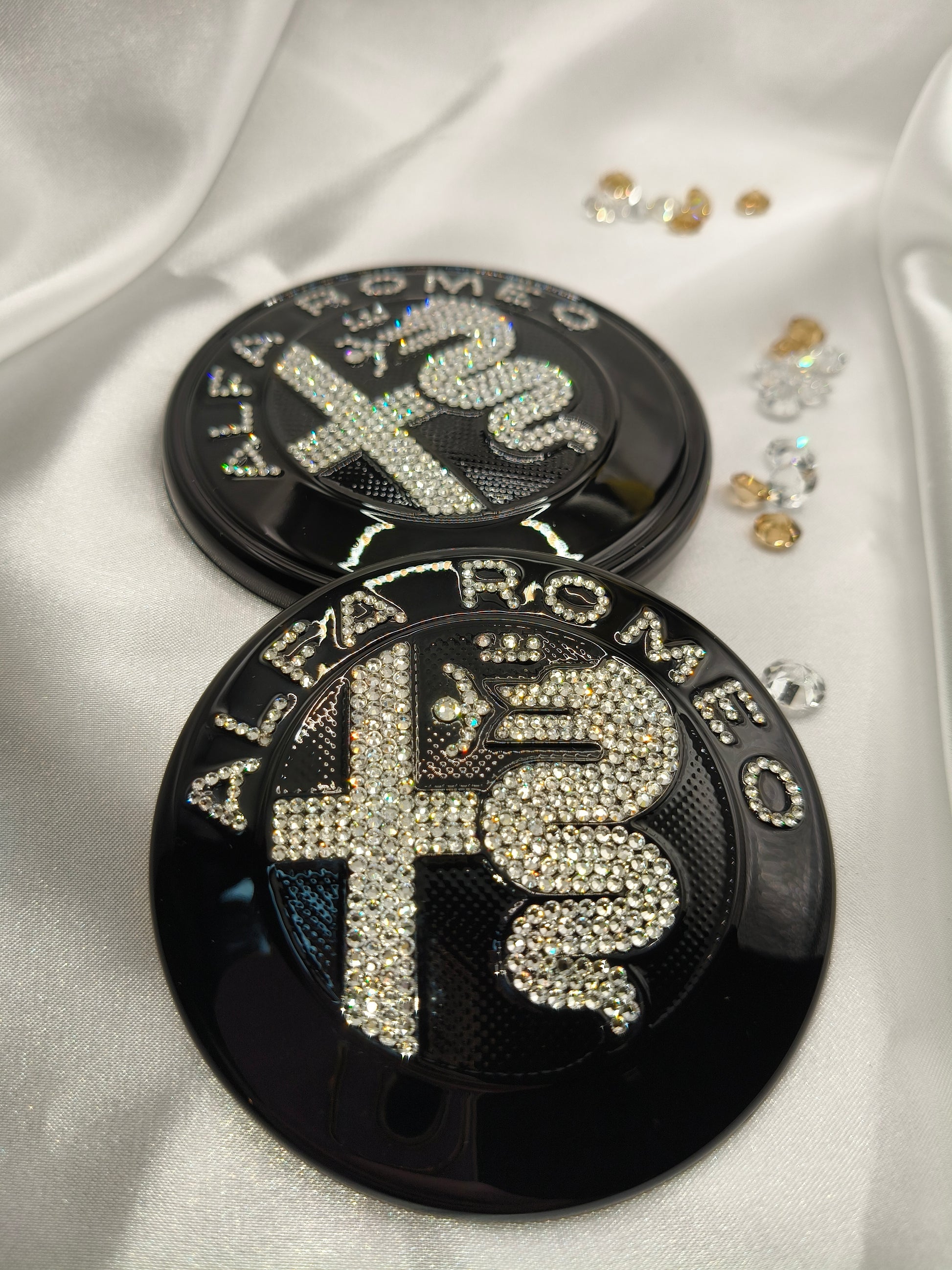 Original OEM Alfa Romeo | Logo Emblem Set vorn+hinten | mit original Preciosa® Kristallen - Black Saphir Crystals
