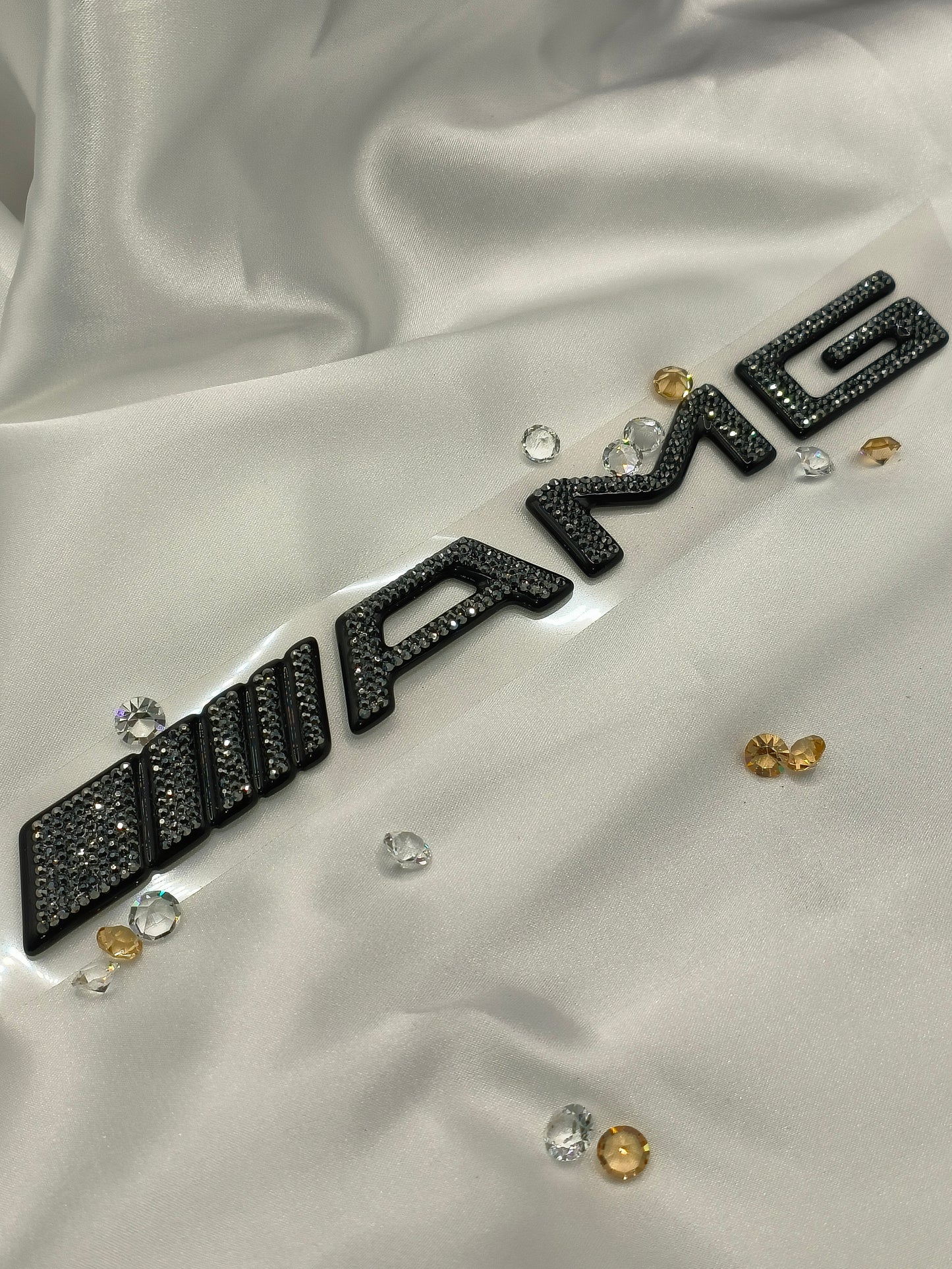 Original OEM | Mercedes-Benz AMG Logo Emblem | mit original Preciosa® Kristallen - Black Saphir Crystals