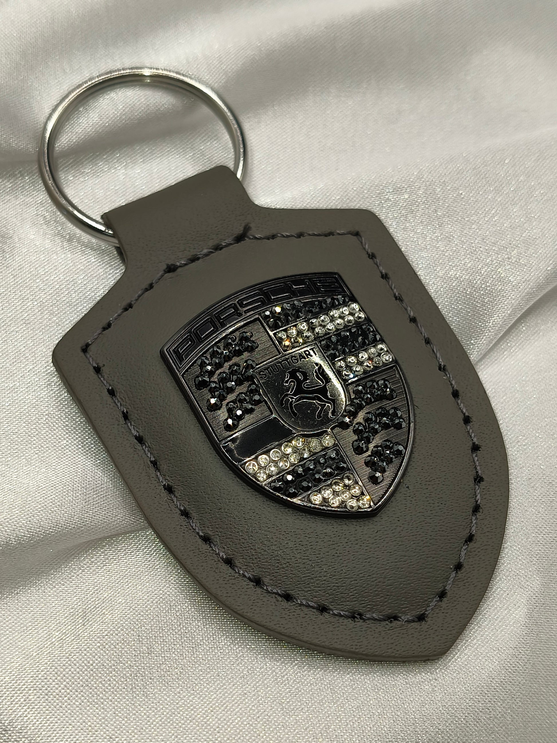 Original OEM | Porsche Turbonit (Limited Edition) grau Logo Emblem Schlüsselanhänger | mit original Preciosa Kristallen® - Black Saphir Crystals
