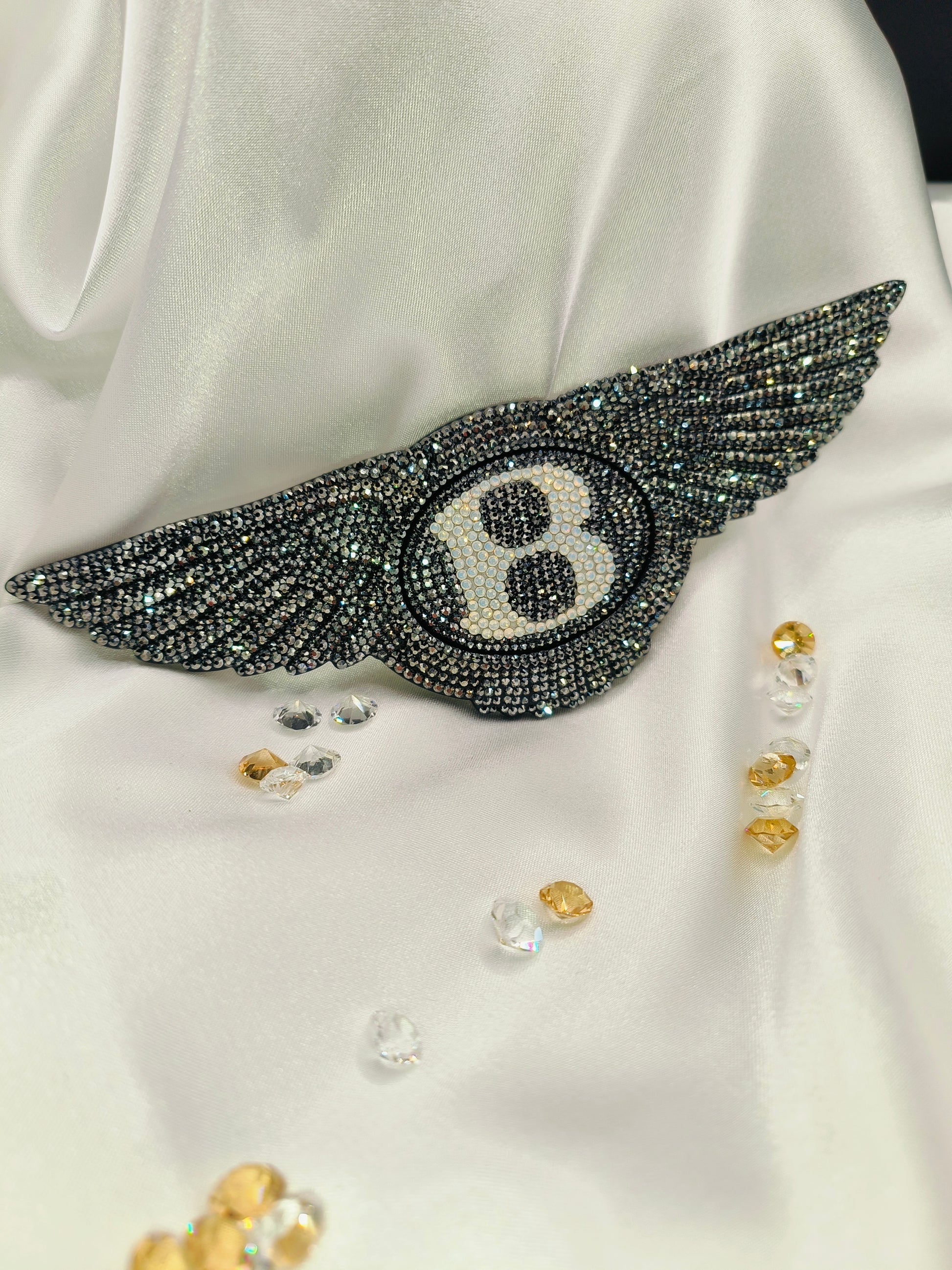 Original OEM Bentley | Logo Emblem Vorn oder Hinten | mit original Swarovski®/Preciosa® Kristallen - Black Saphir Crystals