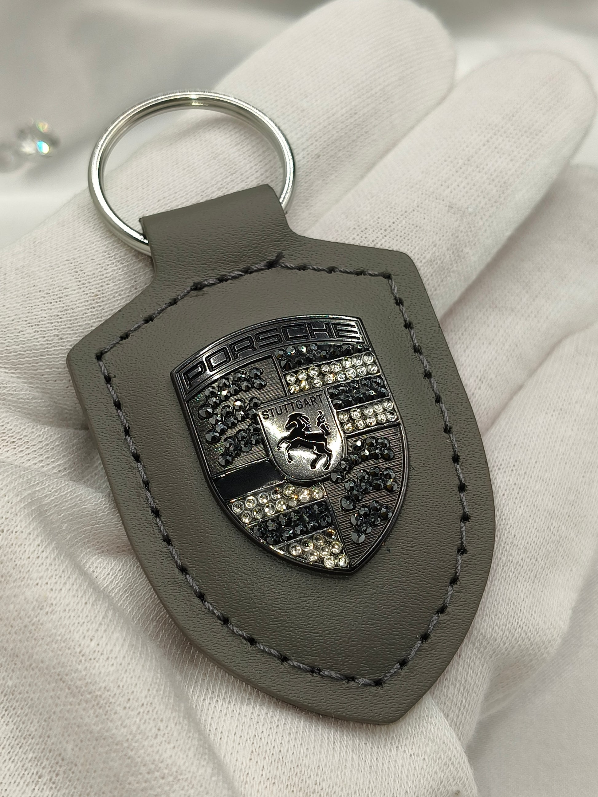 Original OEM | Porsche Turbonit (Limited Edition) grau Logo Emblem Schlüsselanhänger | mit original Preciosa Kristallen® - Black Saphir Crystals