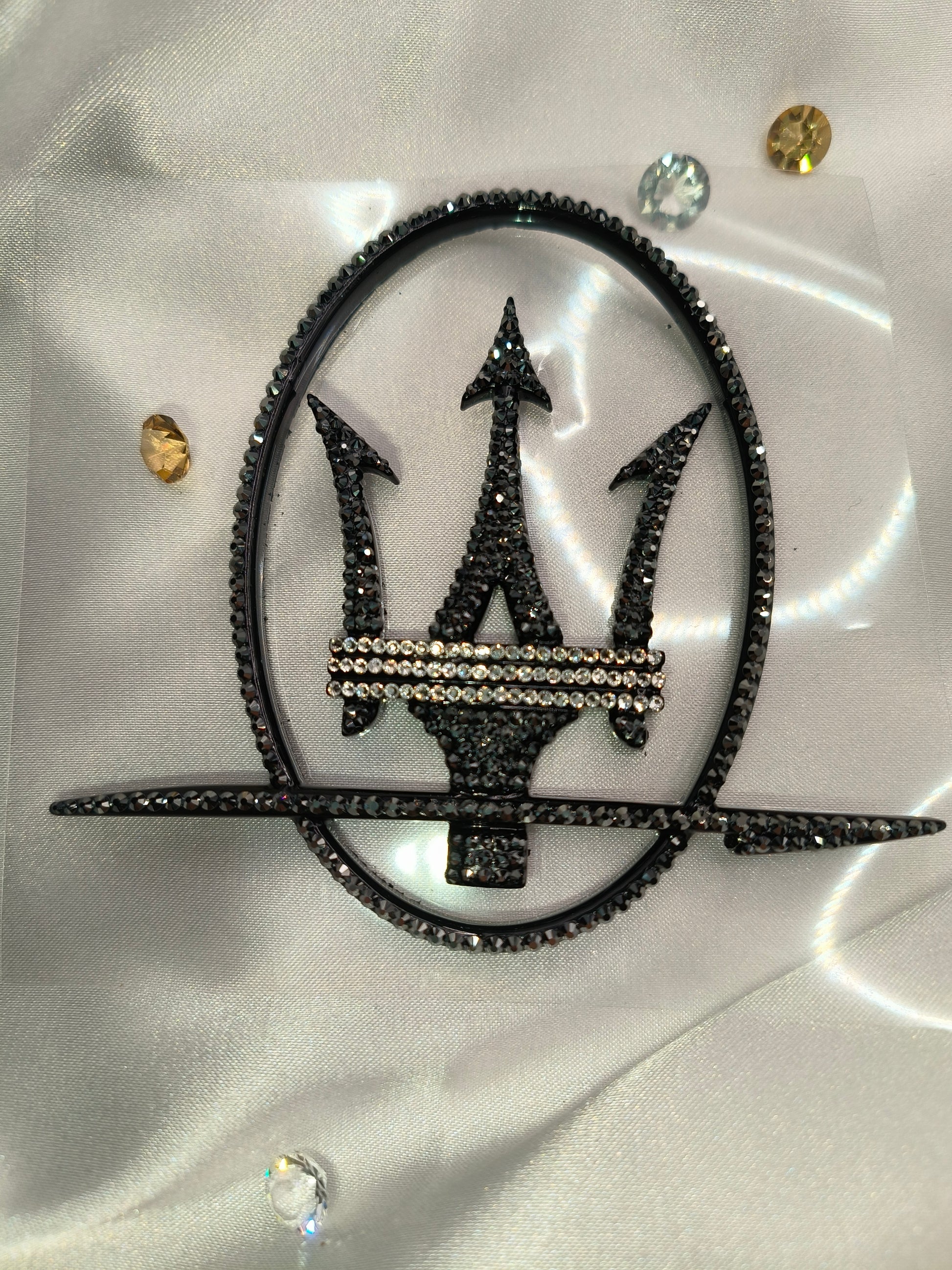 Original OEM | Maserati Logo Emblem Set links+rechts | mit original Preciosa® Kristallen - Black Saphir Crystals