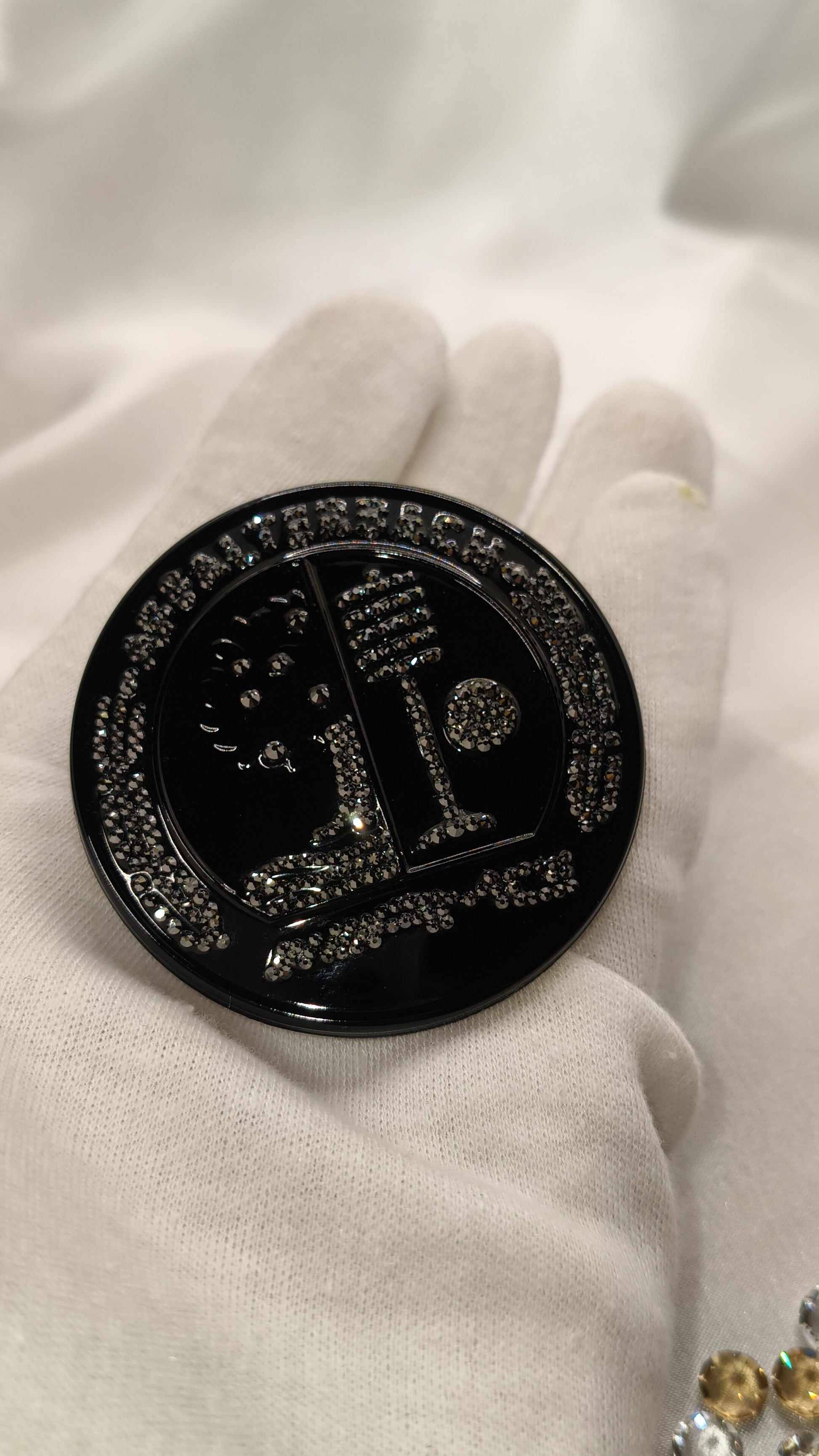 Original OEM | Mercedes-Benz AMG Affalterbach Logo Motorhaube | mit original Preciosa® Kristallen - Black Saphir Crystals