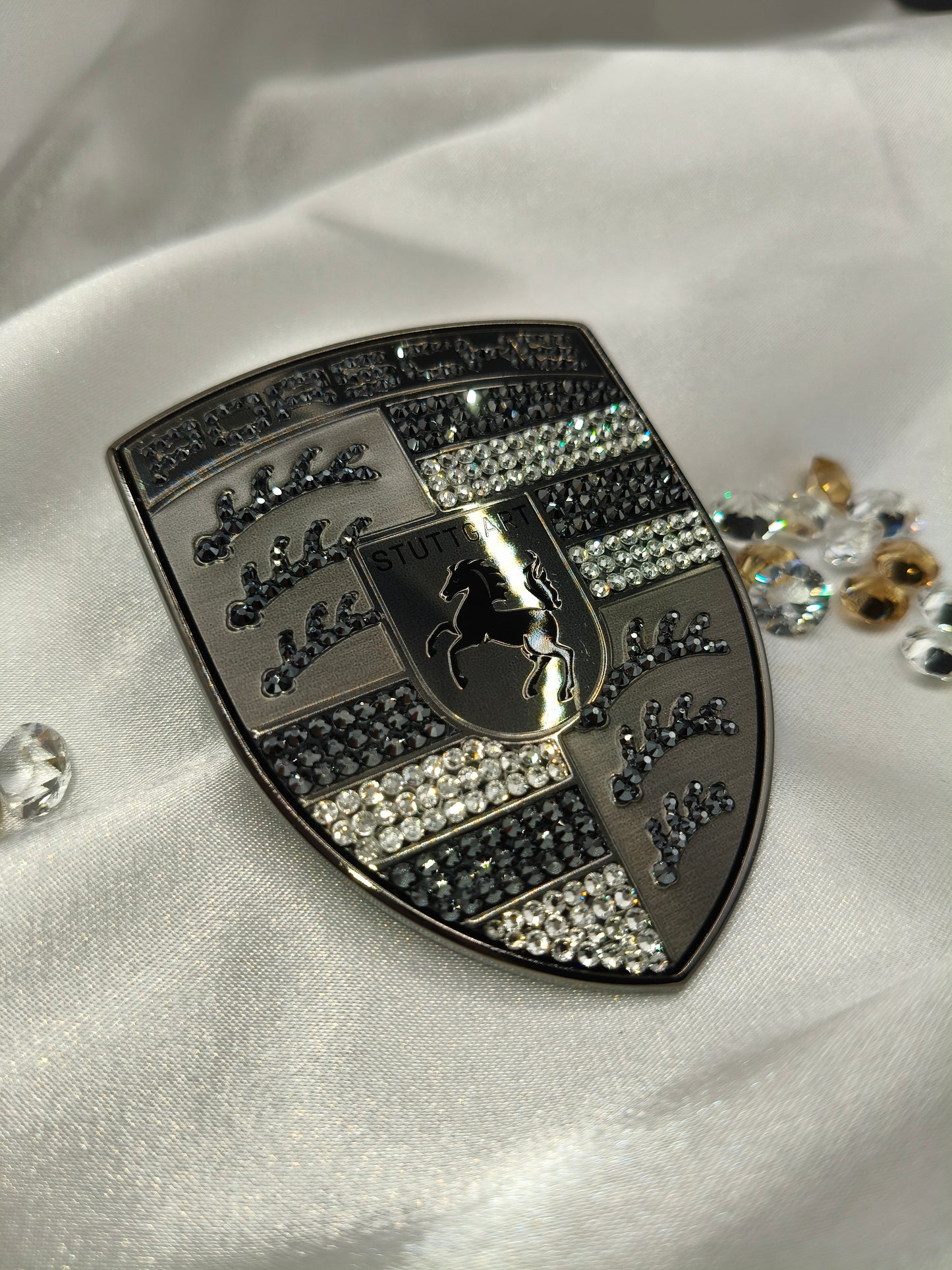 Original OEM | Porsche Turbonit Logo Emblem Motorhaube | mit original Preciosa® Kristallen - Black Saphir Crystals