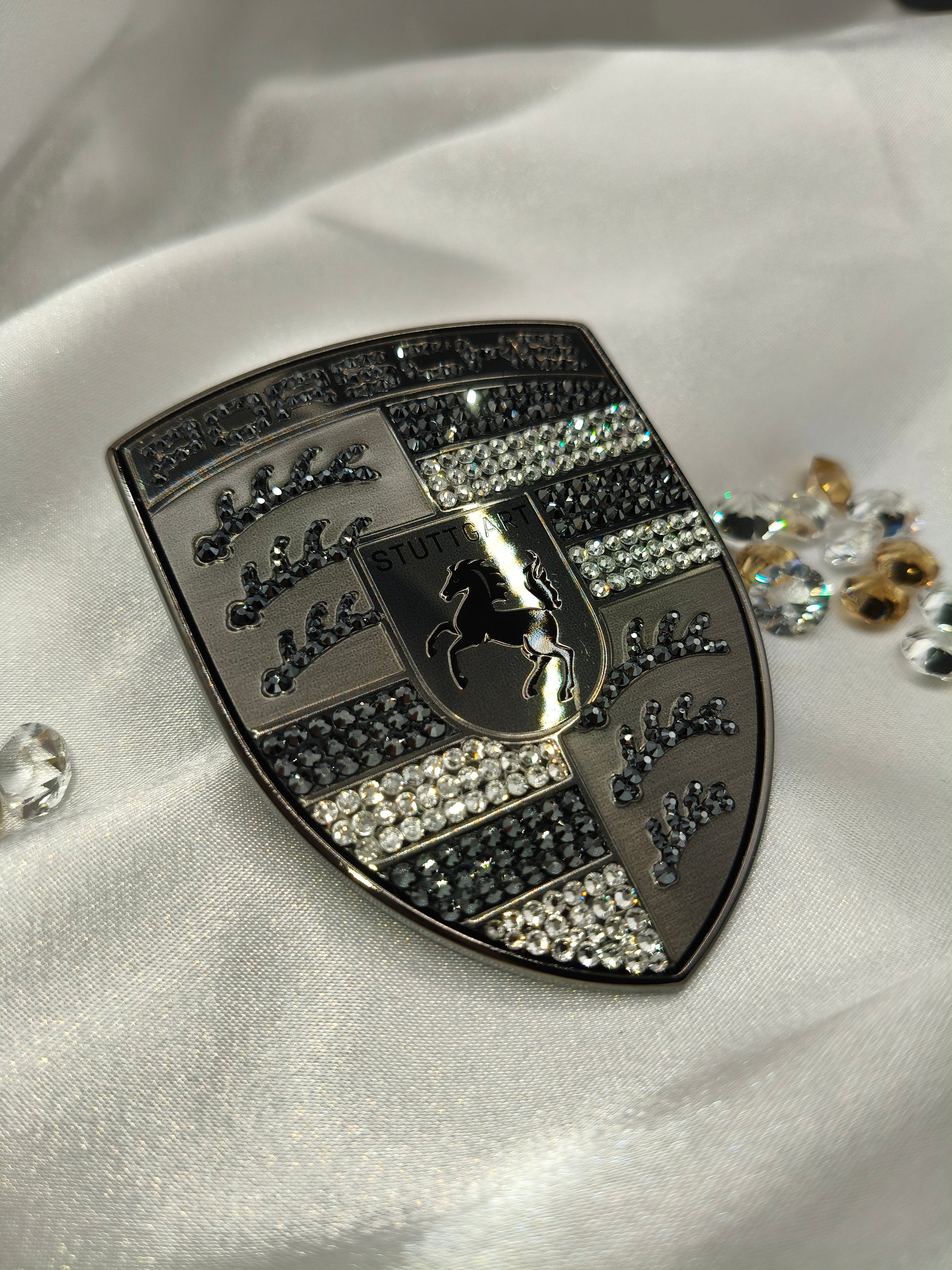 Original OEM | Porsche Turbonit Logo Emblem Motorhaube | mit original Preciosa® Kristallen - Black Saphir Crystals