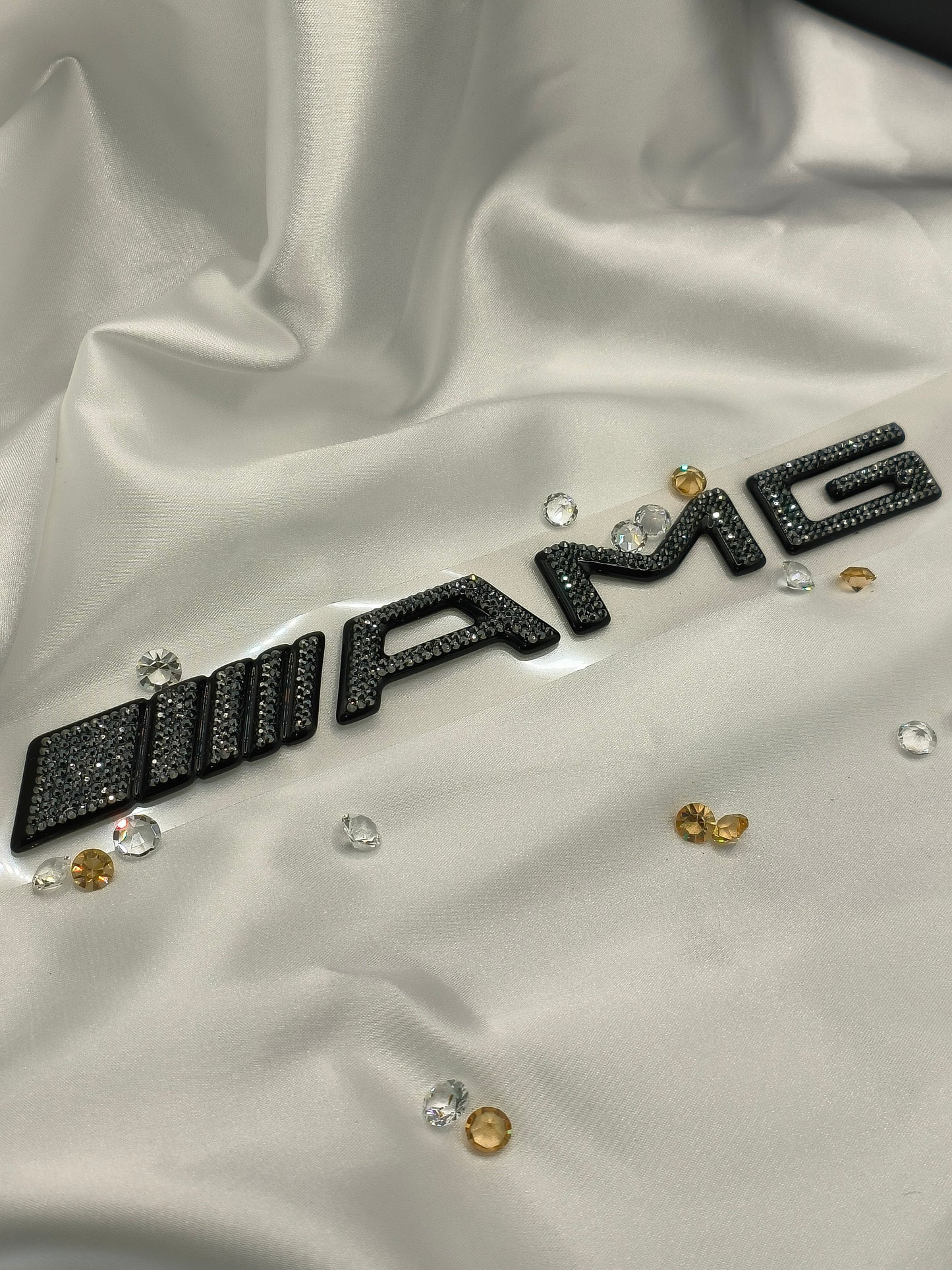 Original OEM | Mercedes-Benz AMG Logo Emblem | mit original Preciosa® Kristallen - Black Saphir Crystals