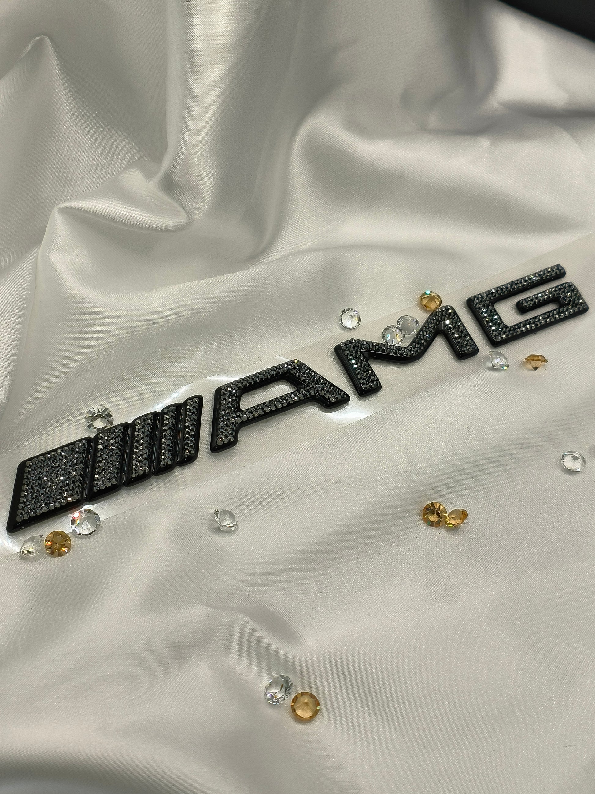 Original OEM | Mercedes-Benz AMG Logo Emblem | mit original Preciosa® Kristallen - Black Saphir Crystals
