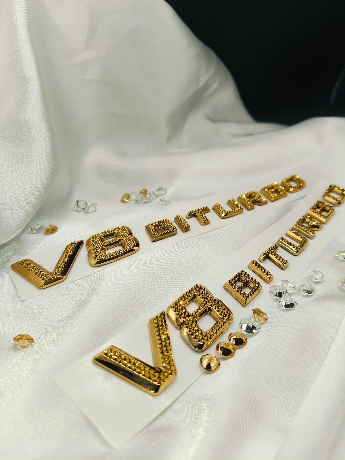 Original OEM | Mercedes-Benz AMG V8 Biturbo Gold 24k Logo Emblem Set 2 Stück | mit original Preciosa® Kristallen - Black Saphir Crystals